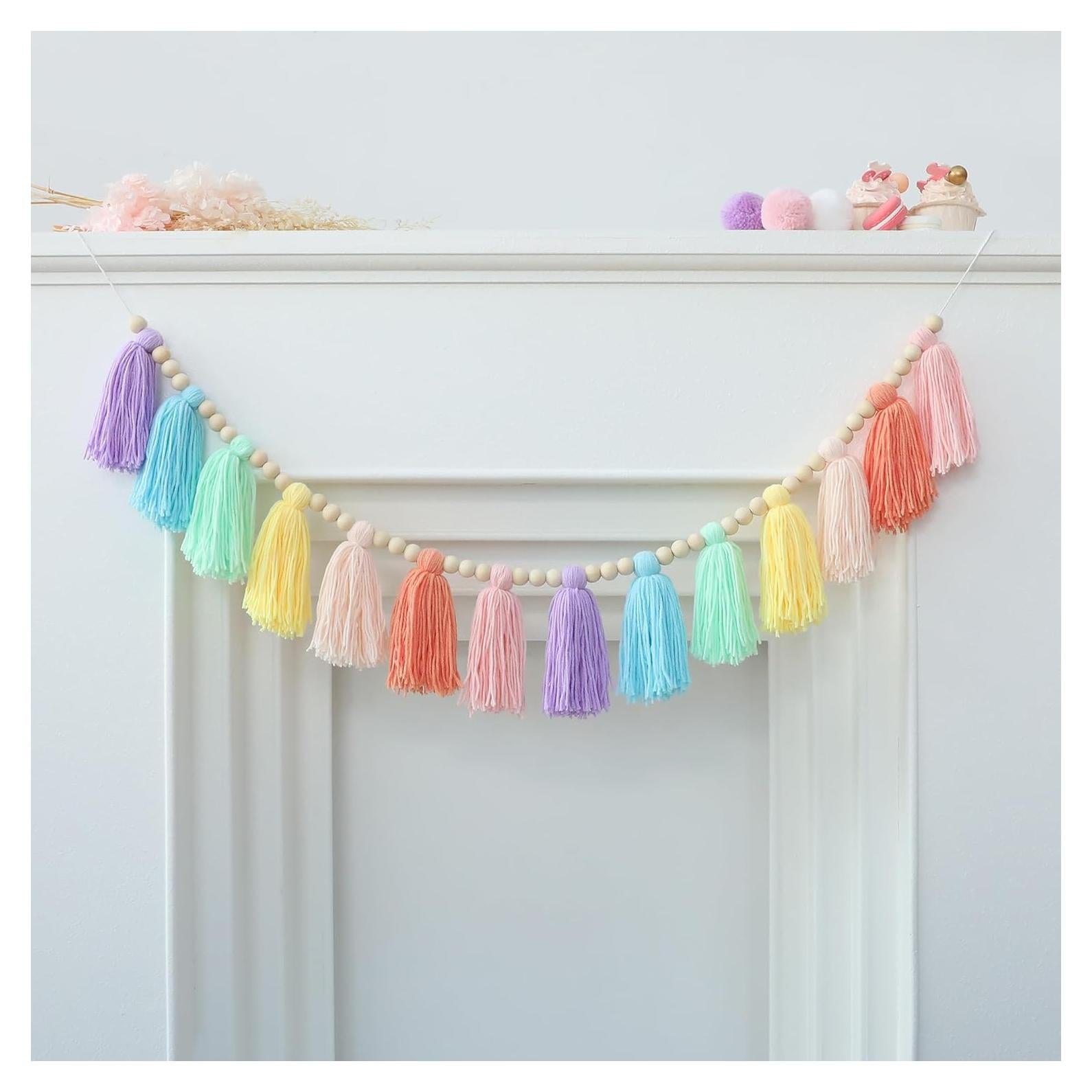 Guirnalda de Borlas Boho Arcoíris con Perlas de Madera 21x16.9cm