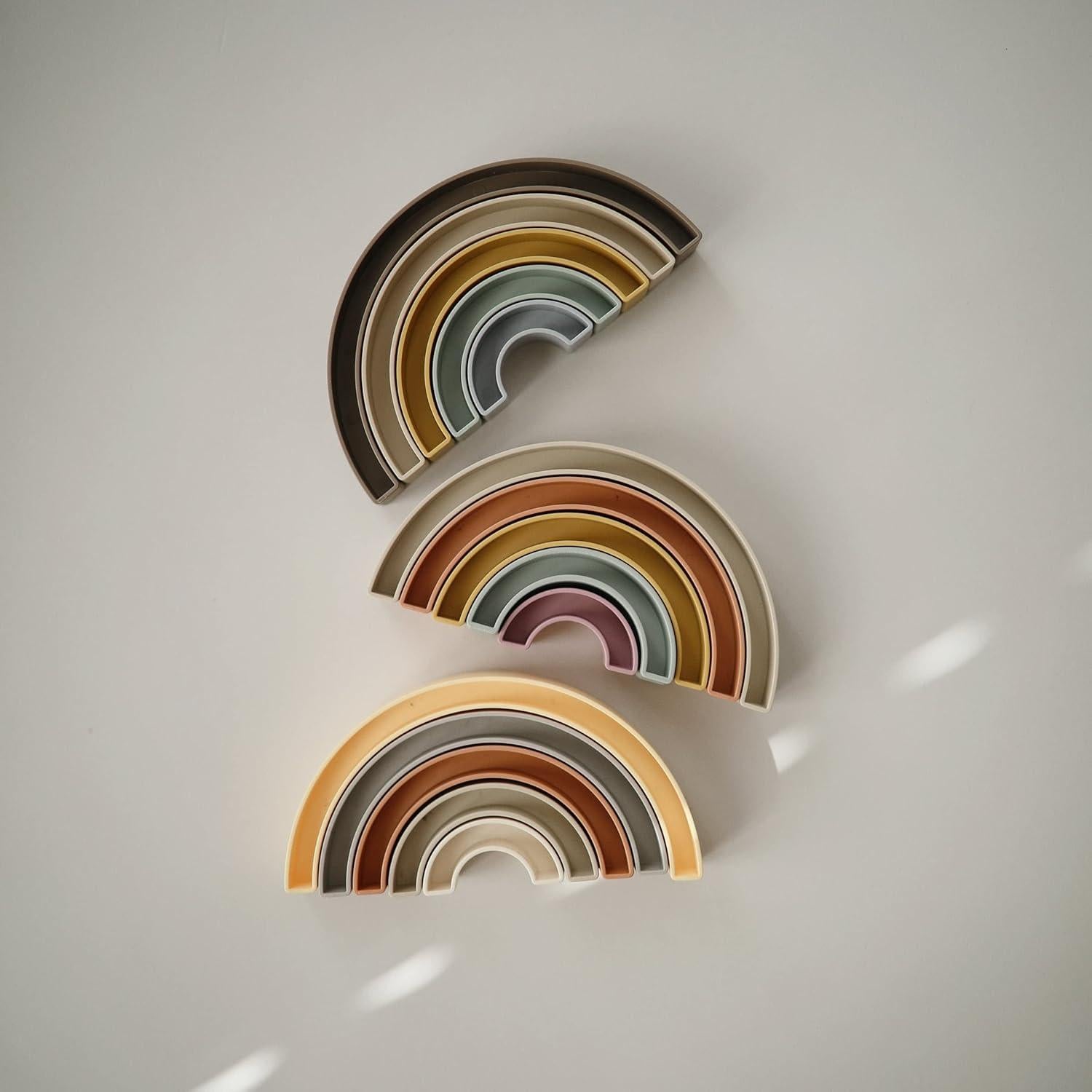 Juguete Apilable Arcoíris Mushie Sol - Hecho en Dinamarca