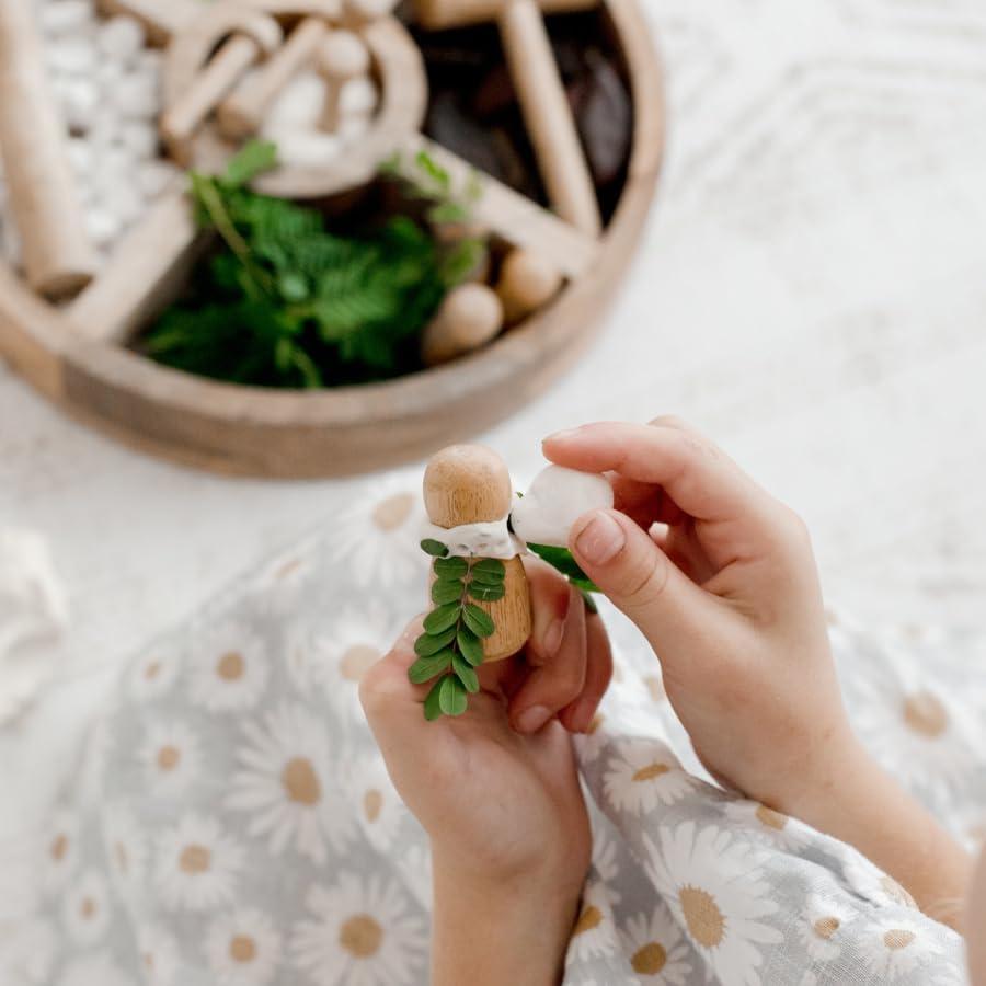 Bandeja Sensorial de Madera Kookaroo con Martillo y Muñecos