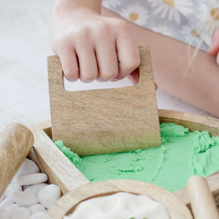 Bandeja Sensorial de Madera Kookaroo con Martillo y Muñecos