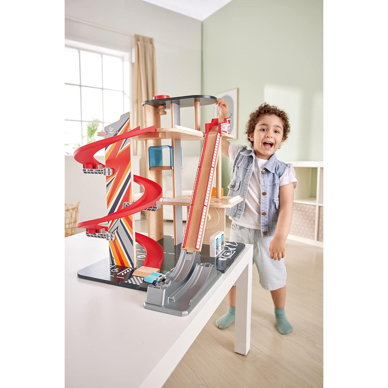 Garaje de Acrobacias Hape E3019 de Madera con Elevador y 2 Coches