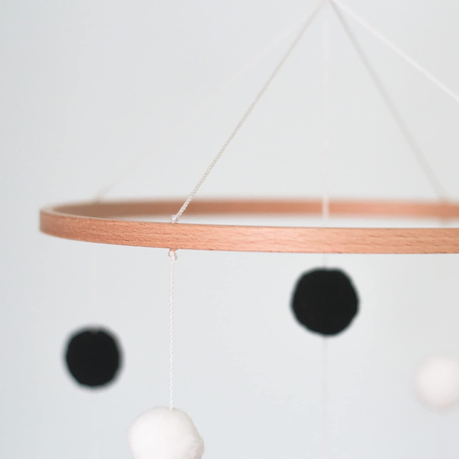 Móvil Montessori de Cuna Vlokup en Blanco y Negro - Estrellas, Sol y Nubes