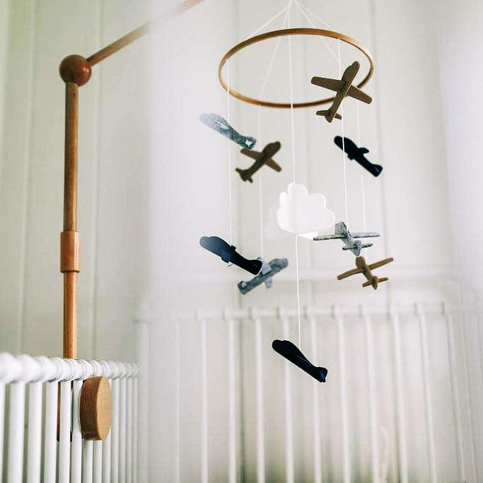 Móvil de Cuna Sorrel + Fern Aviones en las Nubes - Gris y Blanco