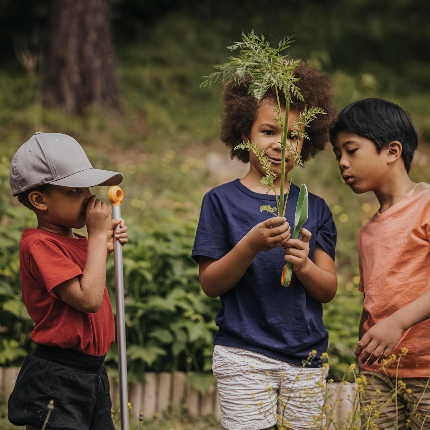 Juego de Jardinería para Niños Fiskars - Escoba y Rastrillo 2 Piezas