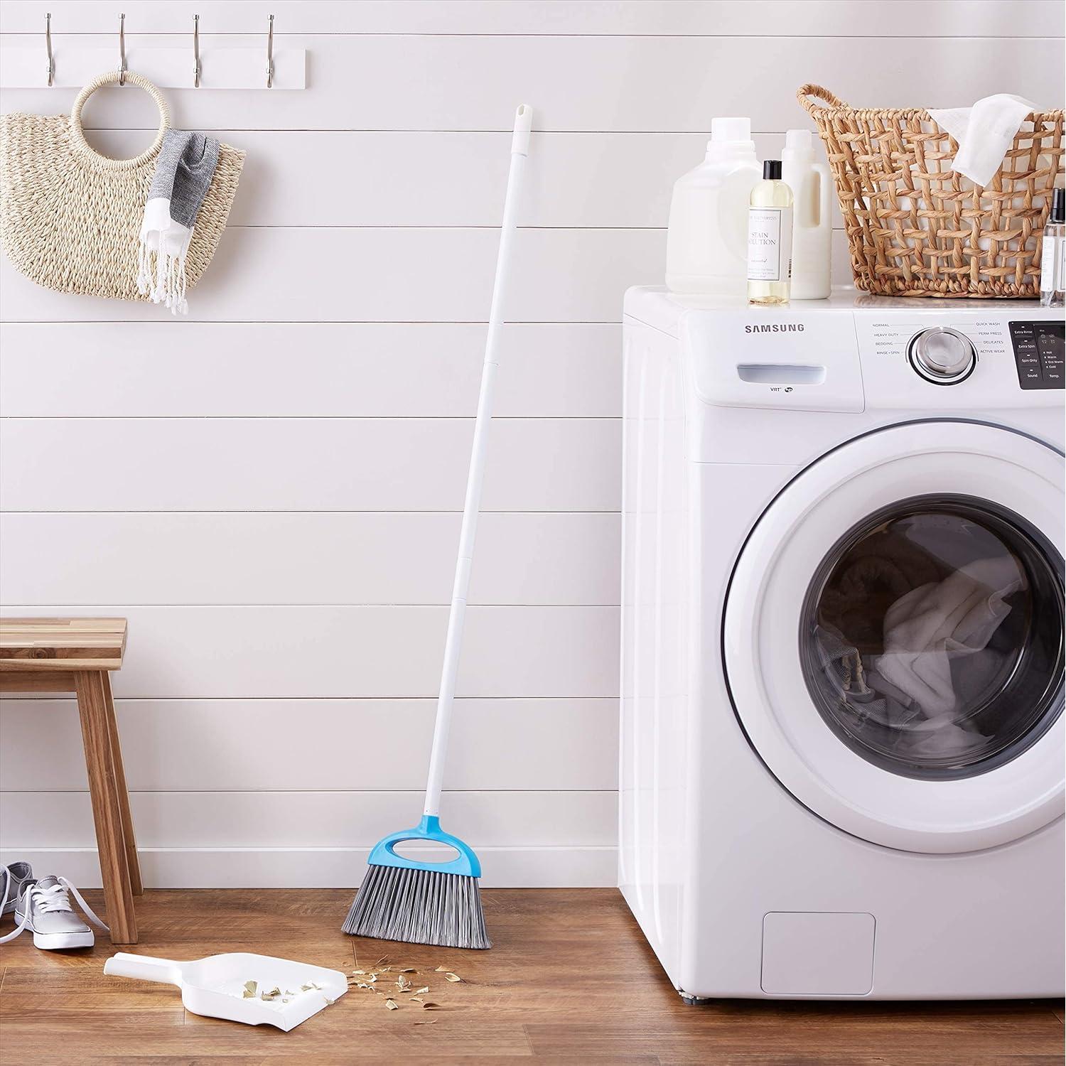 Juego de Escoba y Recogedor Amazon Basics Azul y Blanco