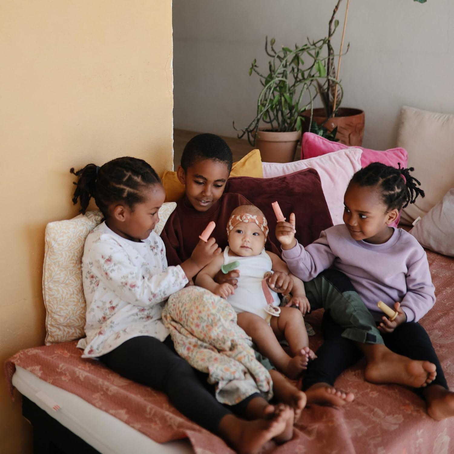 Títeres de dedo de silicona Mushie 5-pack para niños