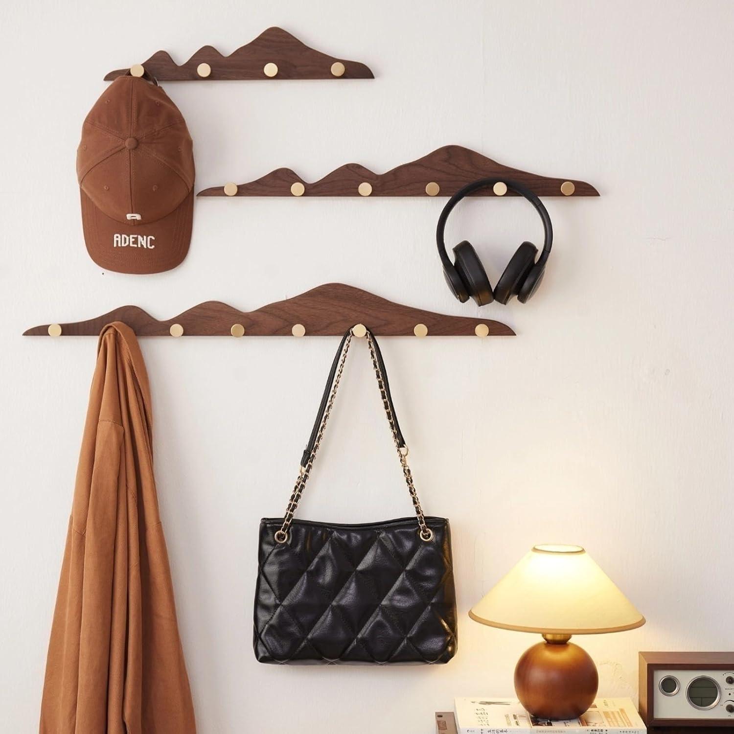 Perchero de Pared ESDOPA de Madera Nogal con 6 Ganchos Dorados