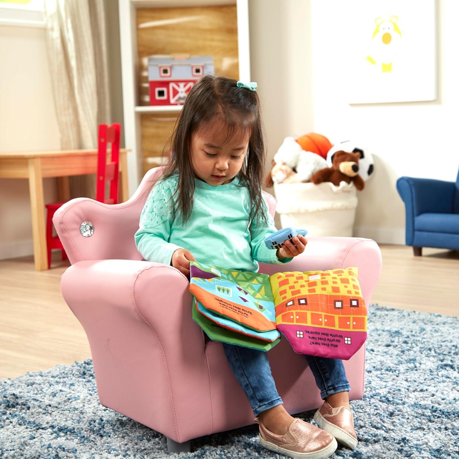 Silla de brazo infantil Melissa & Doug rosa con respaldo corona