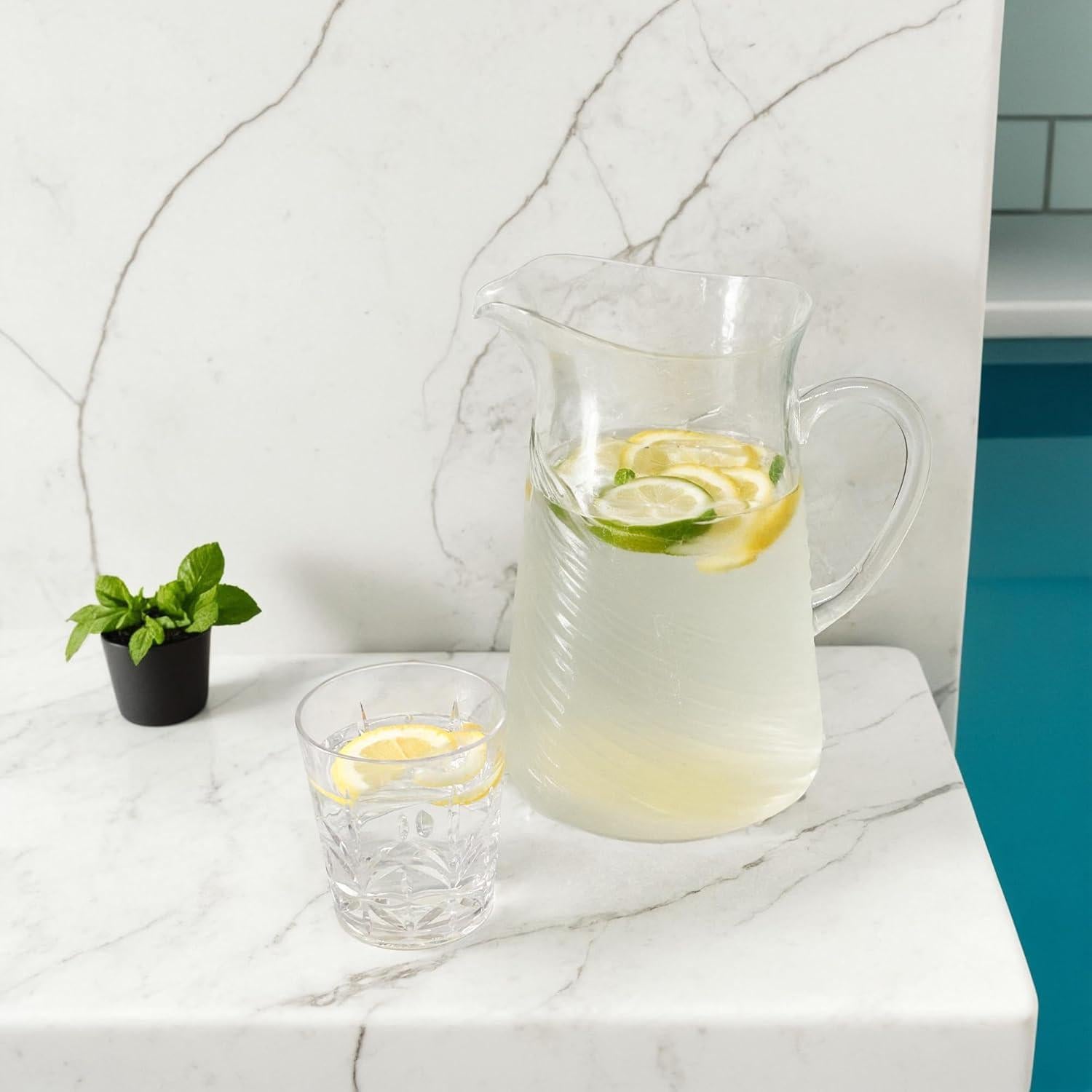 Jarra Acrílica Irrompible Lily's Home 2.5QT con Pico