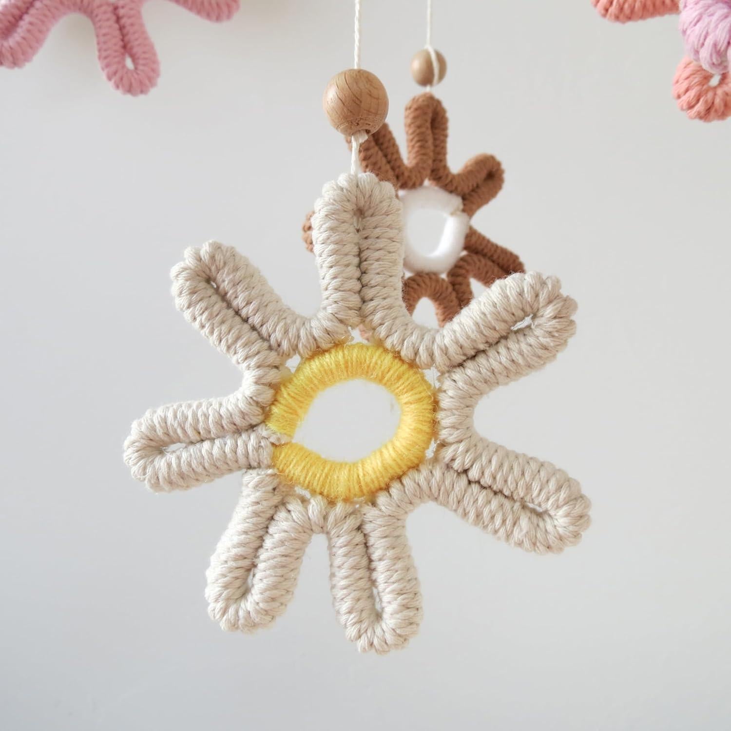 Móvil de Cuna Boho GOUKURLSMA con Margaritas Tejidas 56cm
