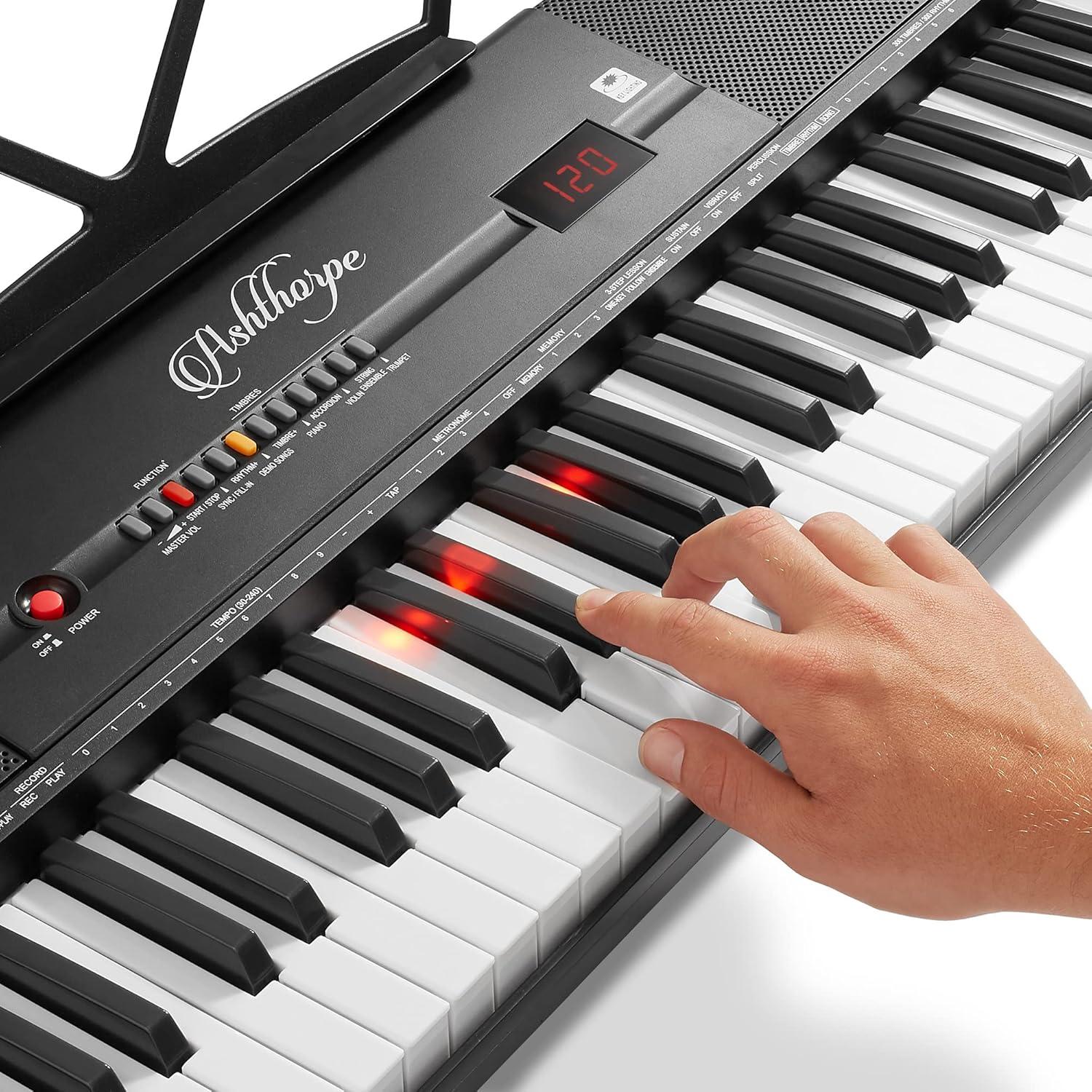 Piano Digital Ashthorpe 61 Teclas Iluminadas con Kit Completo