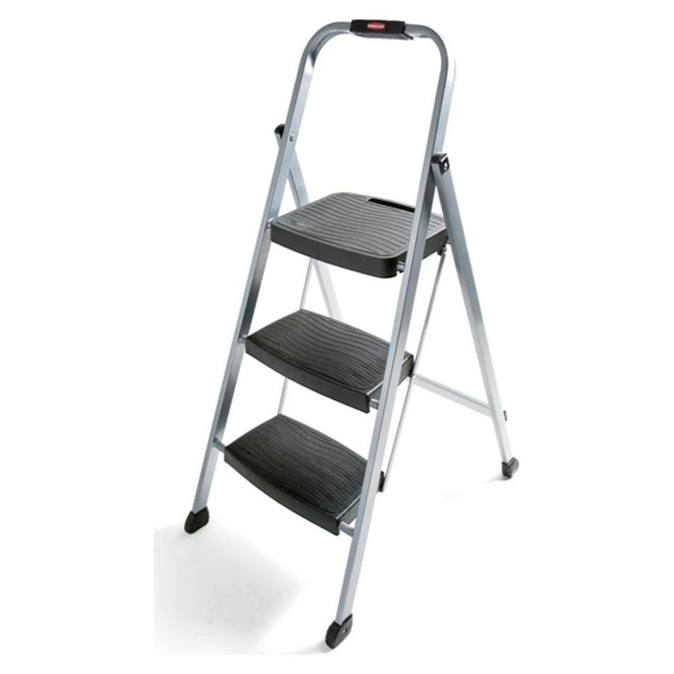 Escalera de acero Rubbermaid 3 peldaños, 90.7 kg, plata