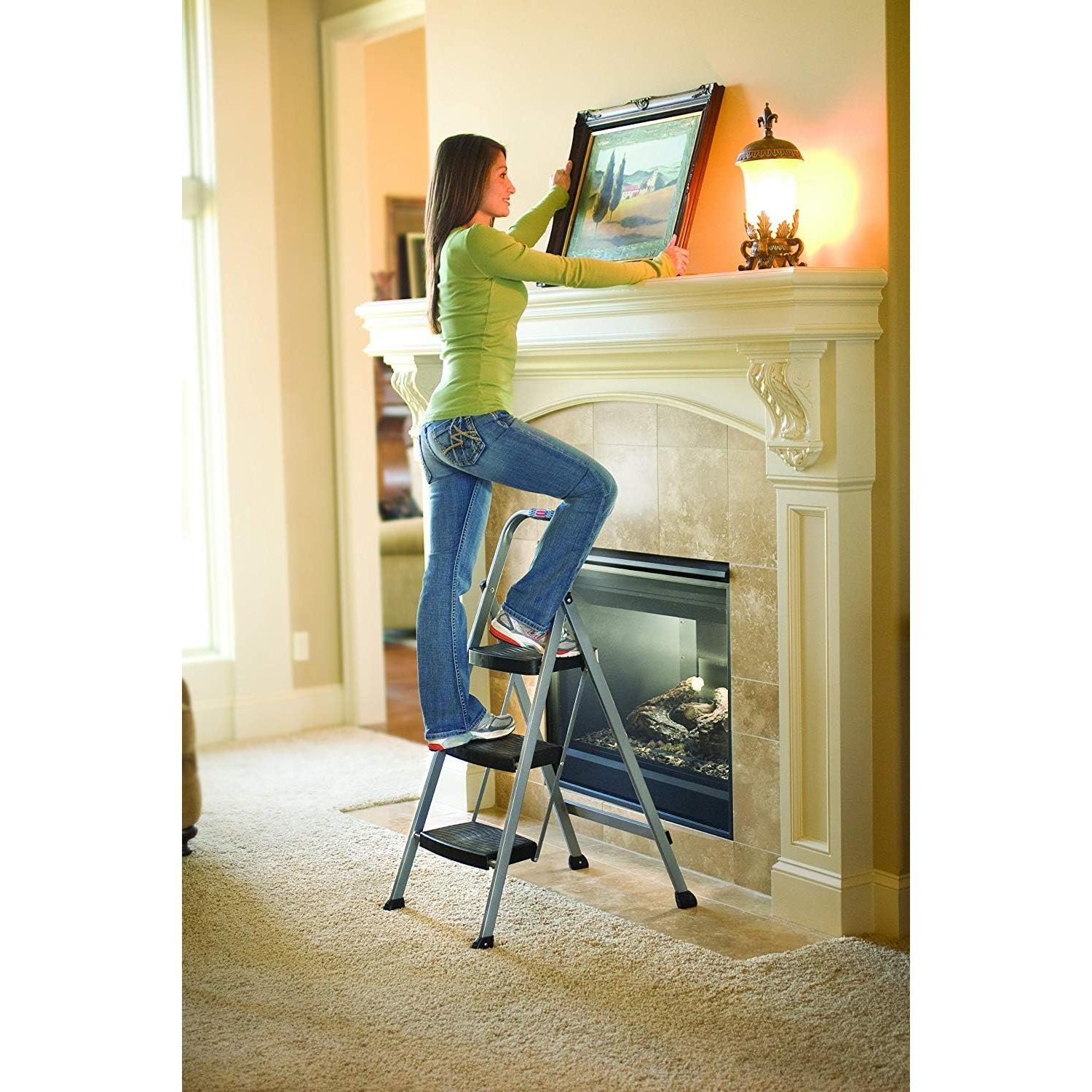 Escalera de acero Rubbermaid 3 peldaños, 90.7 kg, plata