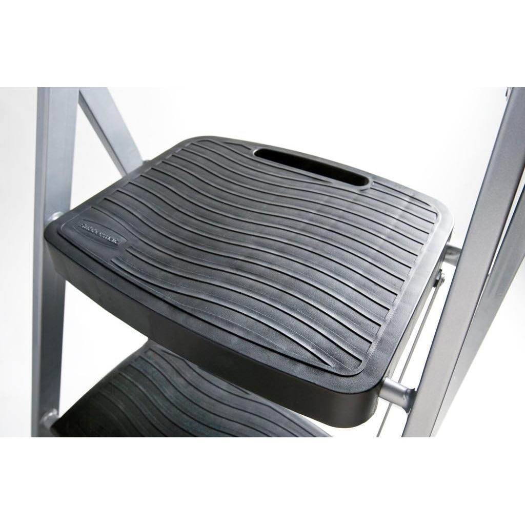 Escalera de acero Rubbermaid 3 peldaños, 90.7 kg, plata
