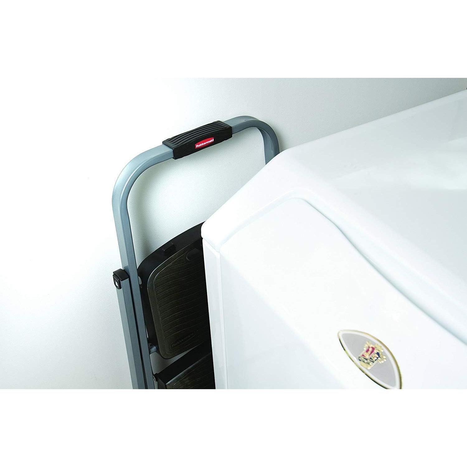 Escalera de acero Rubbermaid 3 peldaños, 90.7 kg, plata