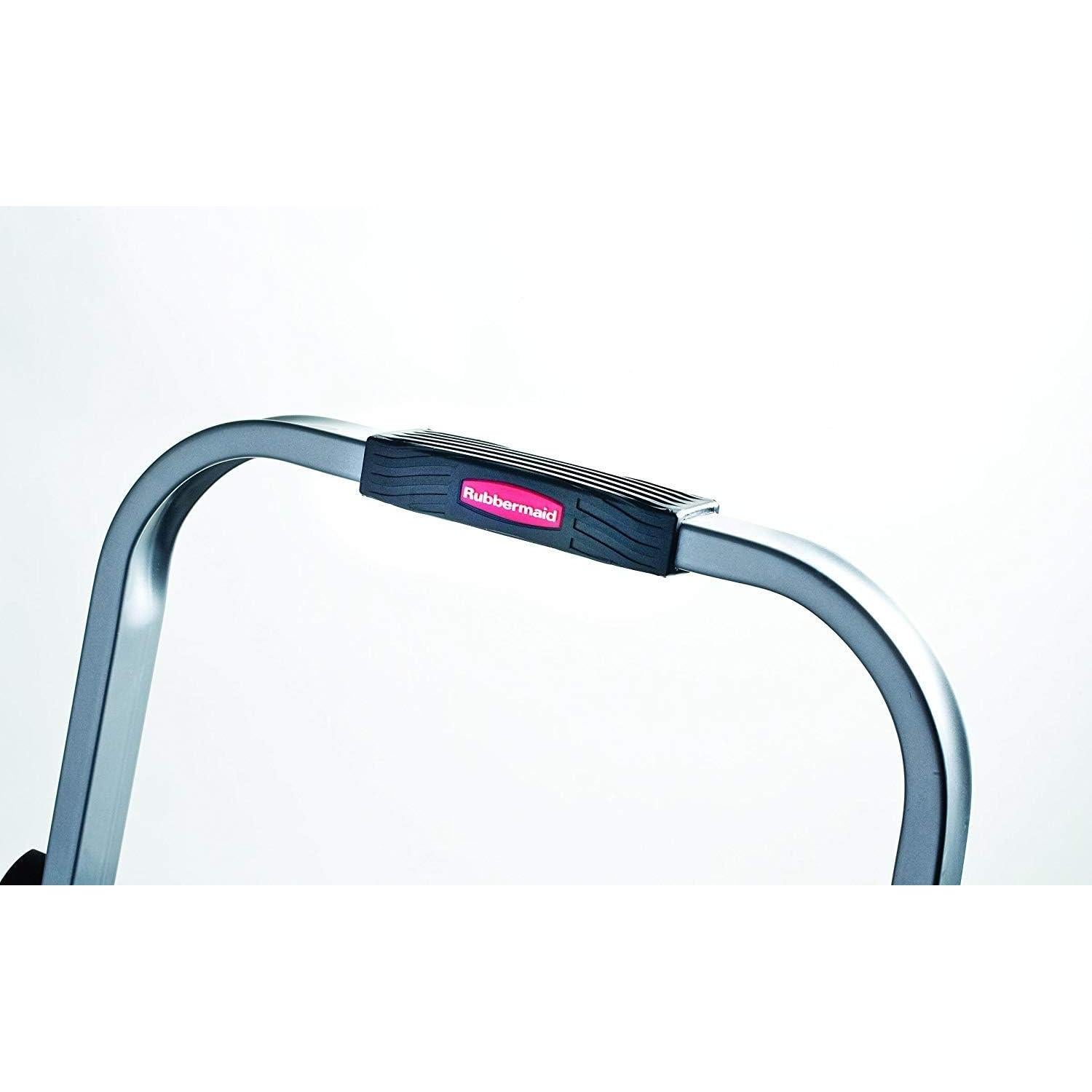 Escalera de acero Rubbermaid 3 peldaños, 90.7 kg, plata