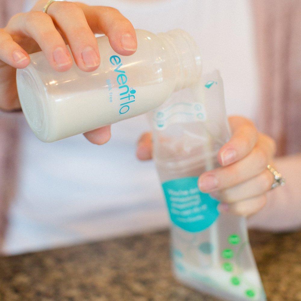 Bolsa Enfriadora Evenflo para Almacenamiento de Leche - Incluye Botellas y Accesorios
