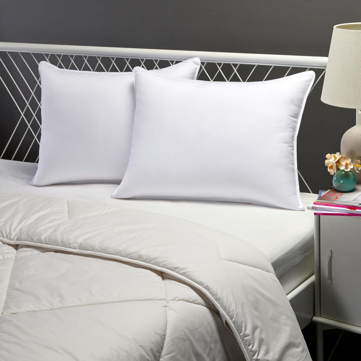 Almohadas de Cama Amazon Basics - Alternativa a Plumas, Suave, Estándar, Paquete de 2