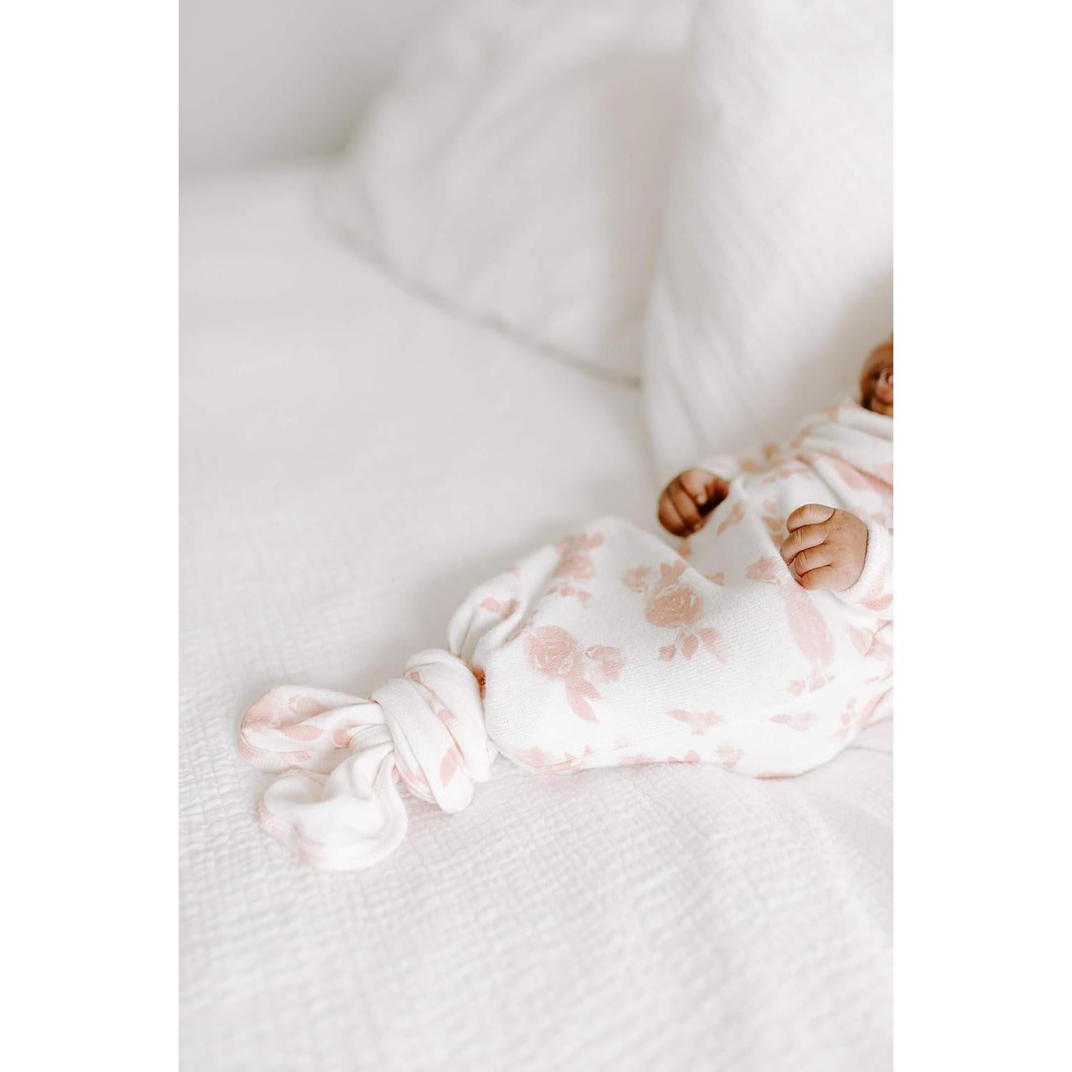 Conjunto Gown y Sombrero Knotted aden + anais Bebé 0-3 meses