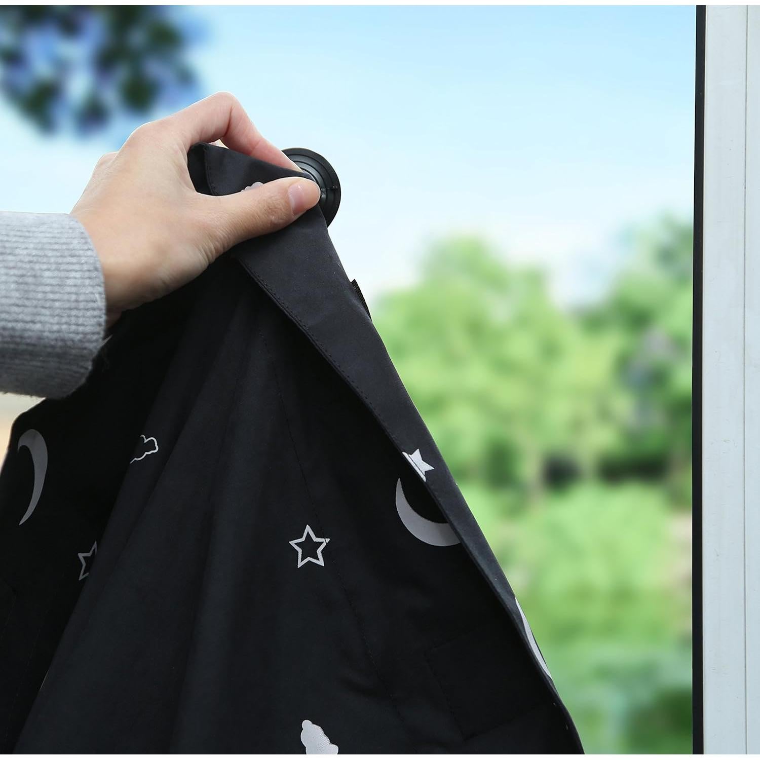 Cortina de Oscurecimiento Portátil Amazon Basics Luna y Estrellas 127x198 cm