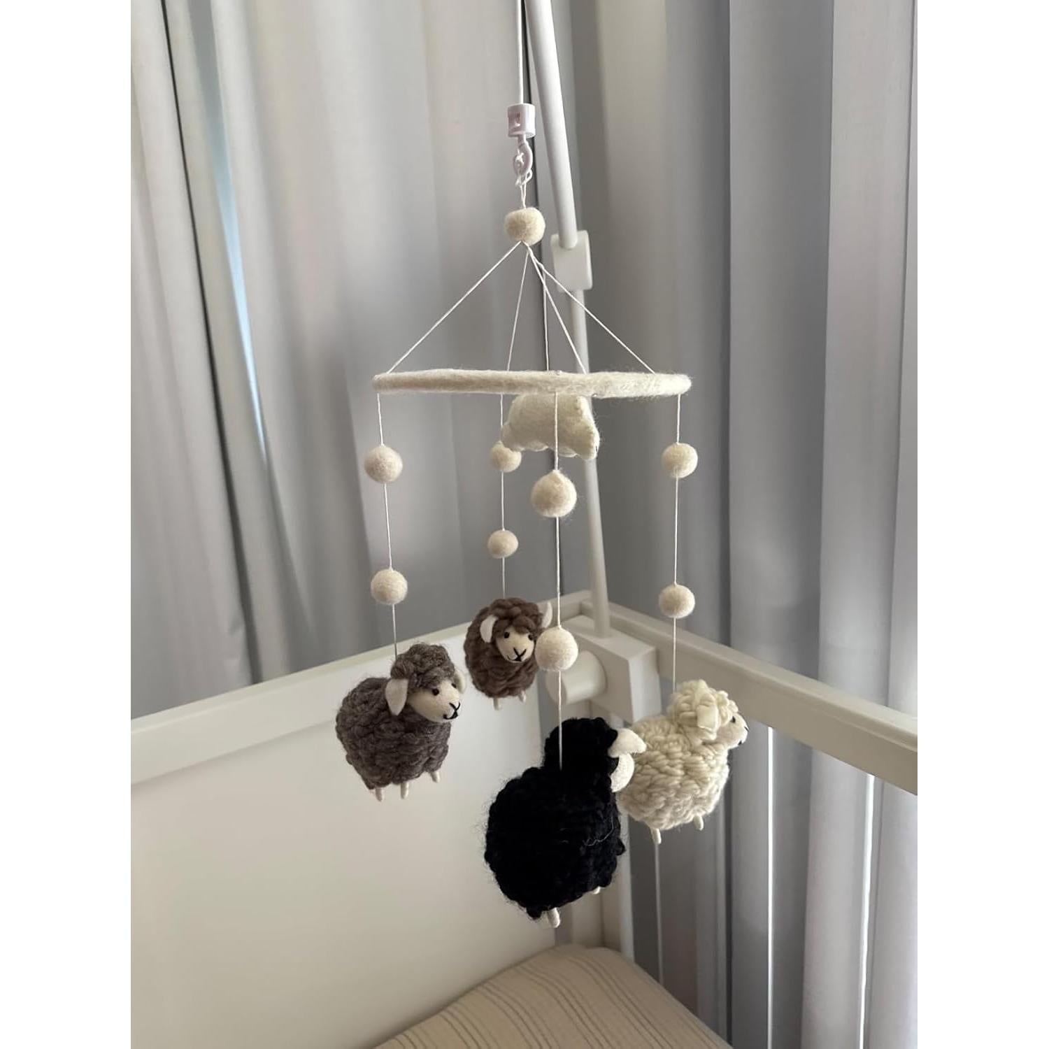 Móvil de Ovejas de Fieltro Hecho a Mano - Decoración Nórdica