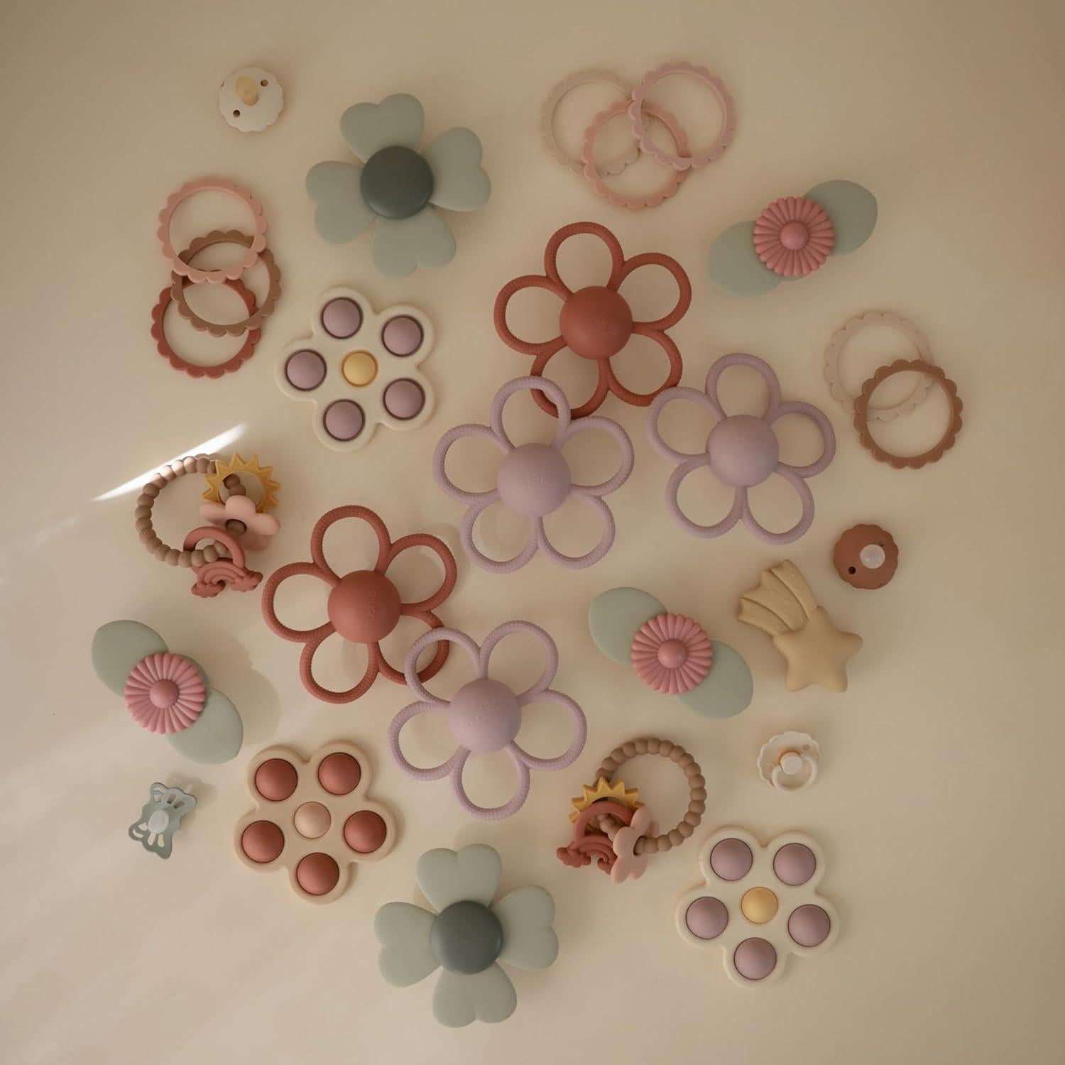 Mordedor y Sonajero de Silicona Mushie Margarita Lila Suave