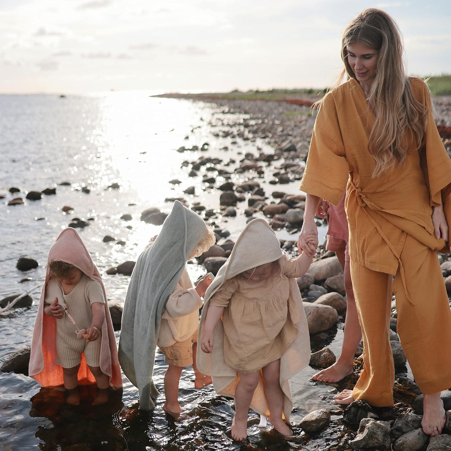 Toalla con Capucha Mushie para Bebé Algodón Orgánico Sonrosado
