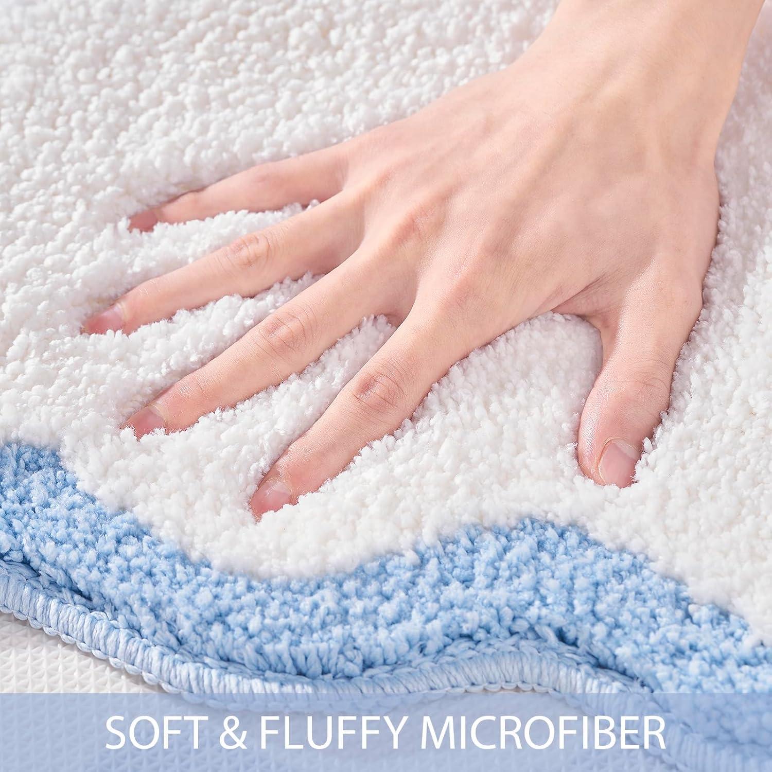 Alfombra de baño DyeFury azul con borde en forma de concha 76x51cm