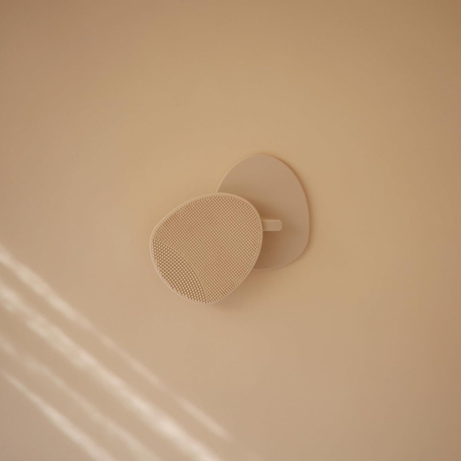 Cepillo para Costra Láctea Bebé Mushie - Silicona Suave 2 Piezas