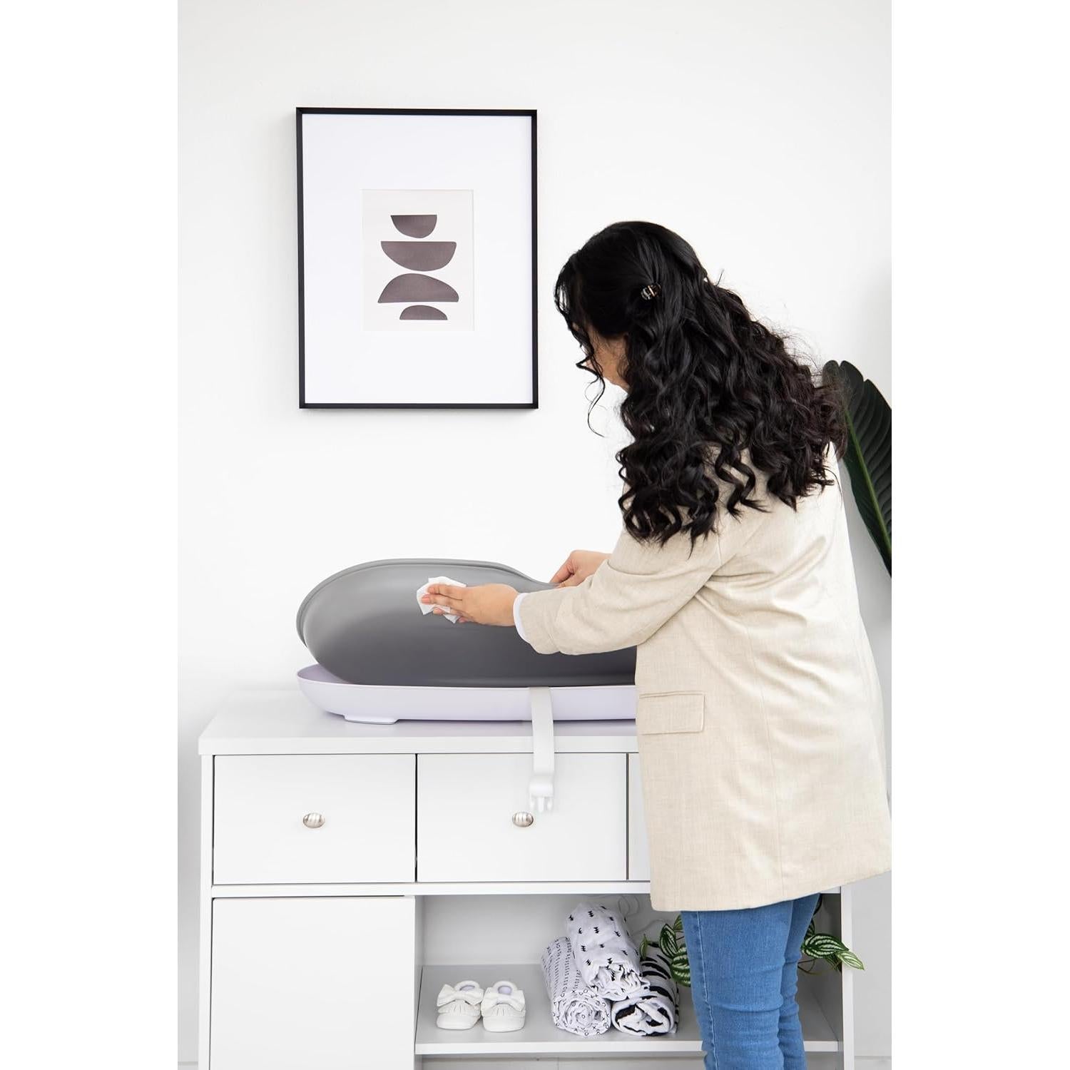 Almohadilla para Cambiar Pañales Ubbi Gris, Impermeable y Ligera