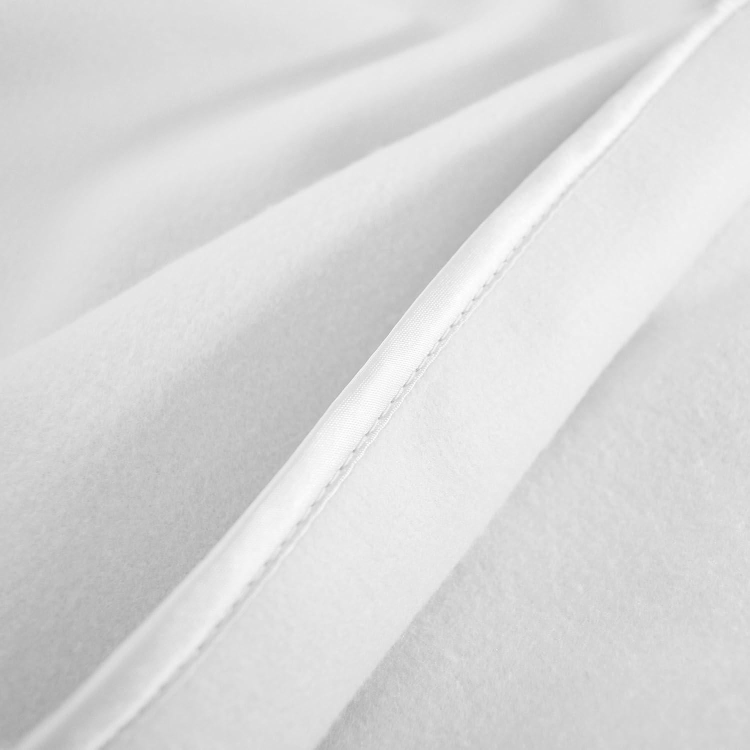 Manta de forro polar TL Care 76.2x76.2 cm blanca con borde de satén