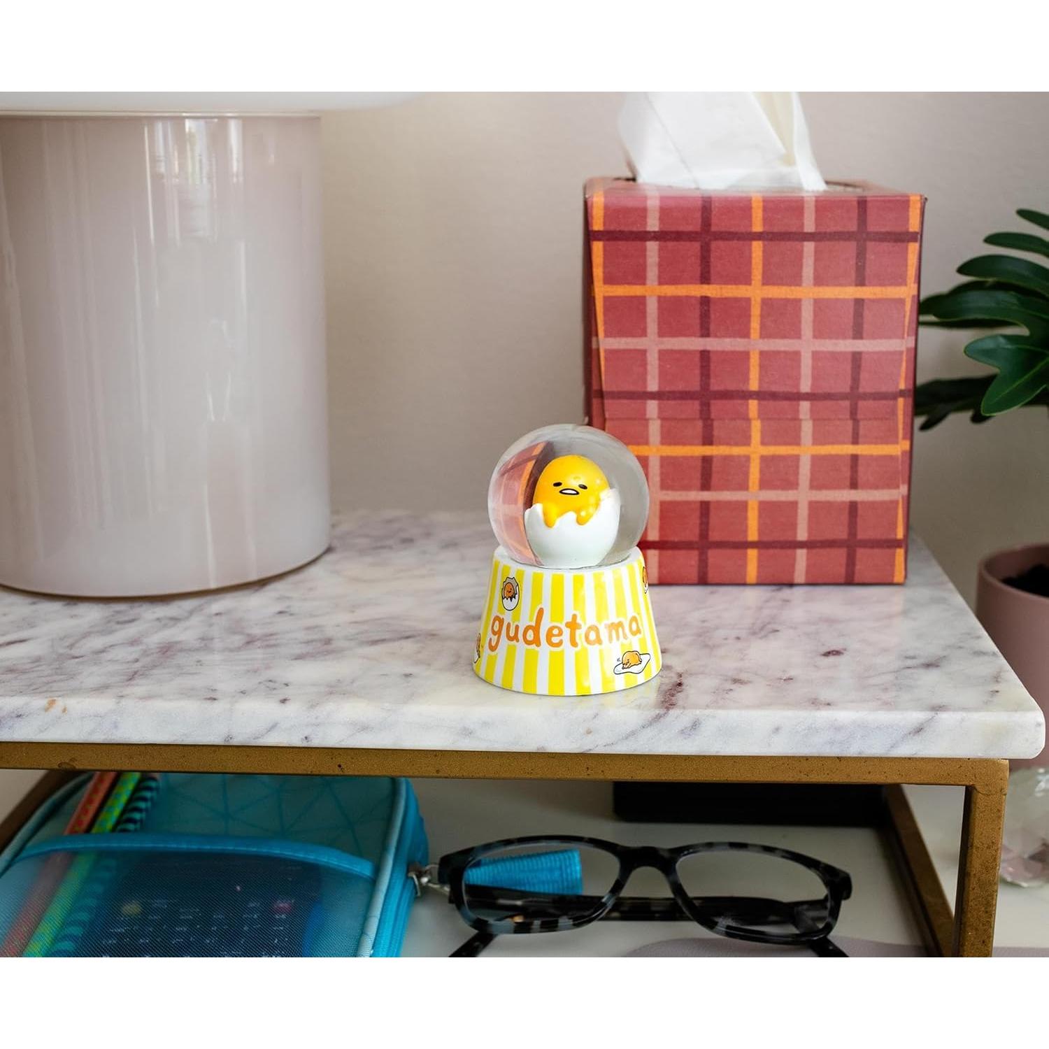 Globo de Nieve Mini Gudetama con Luz - Silver Buffalo 7.62 cm