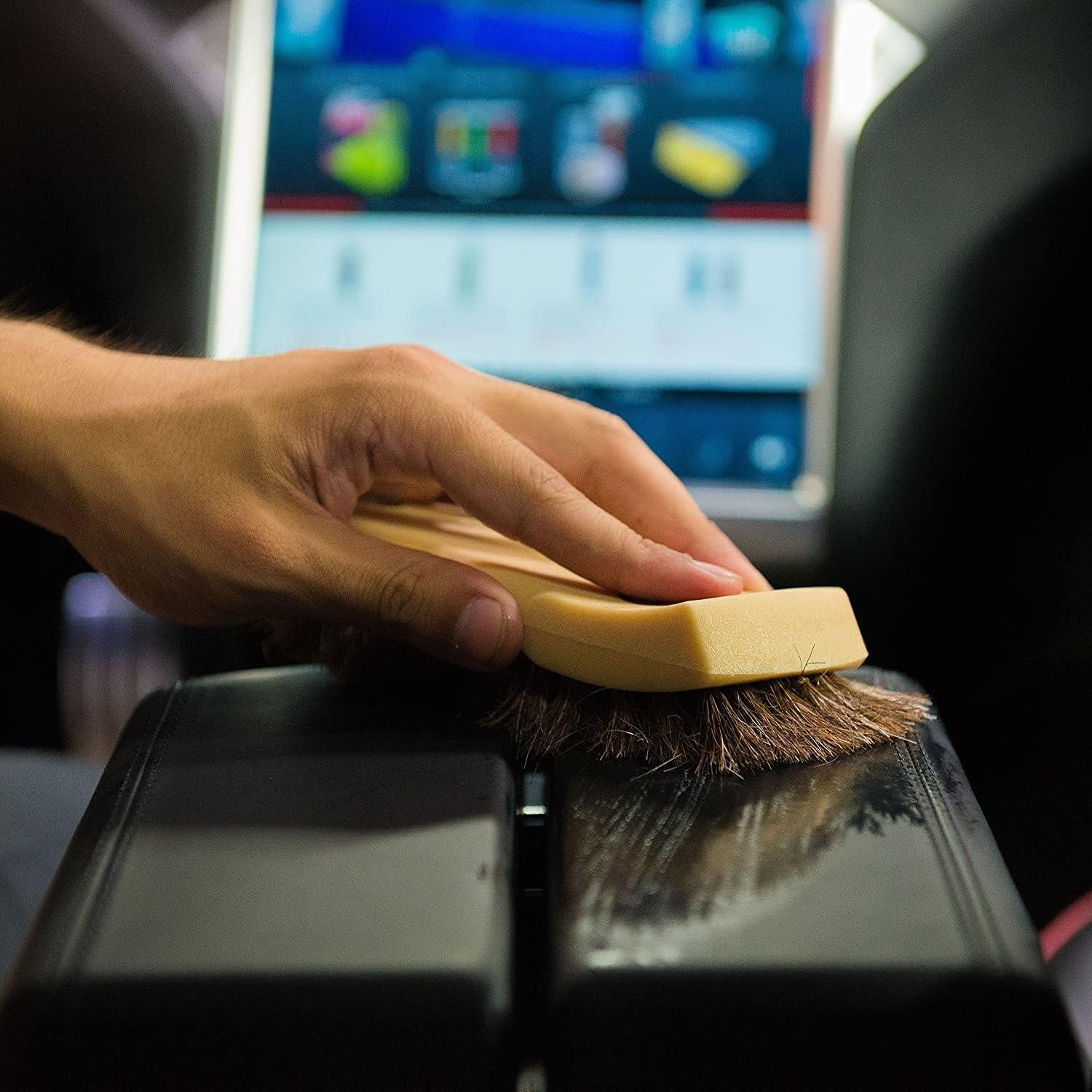 Paquete de limpieza de cuero Chemical Guys con cepillo y extractor