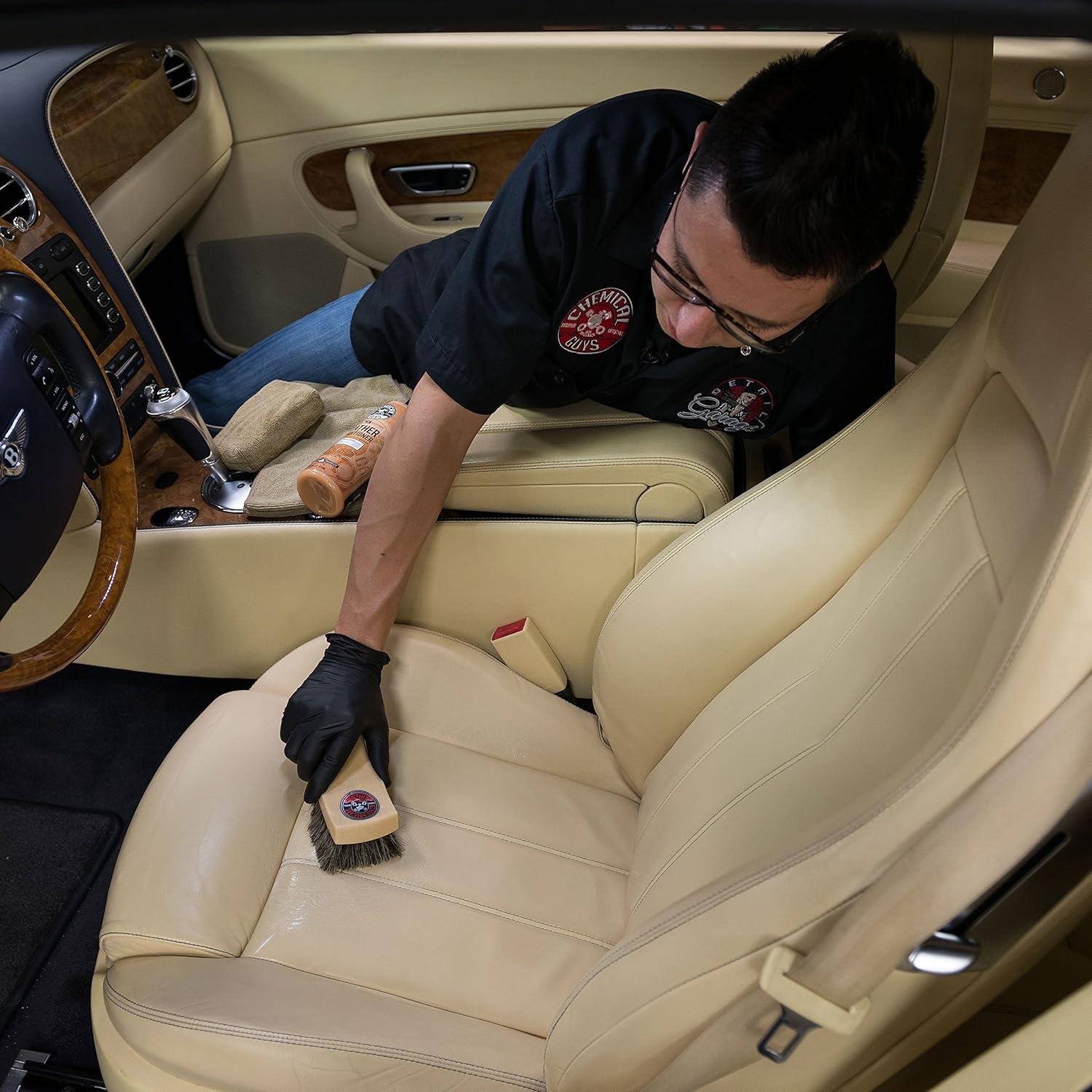 Paquete de limpieza de cuero Chemical Guys con cepillo y extractor
