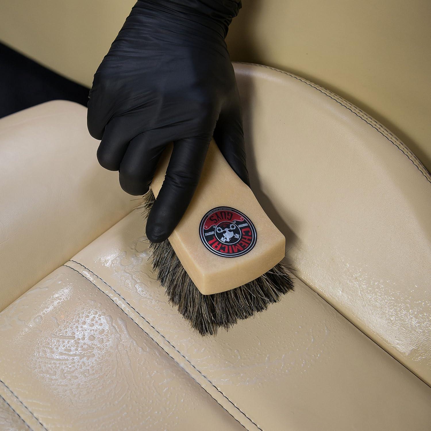 Paquete de limpieza de cuero Chemical Guys con cepillo y extractor