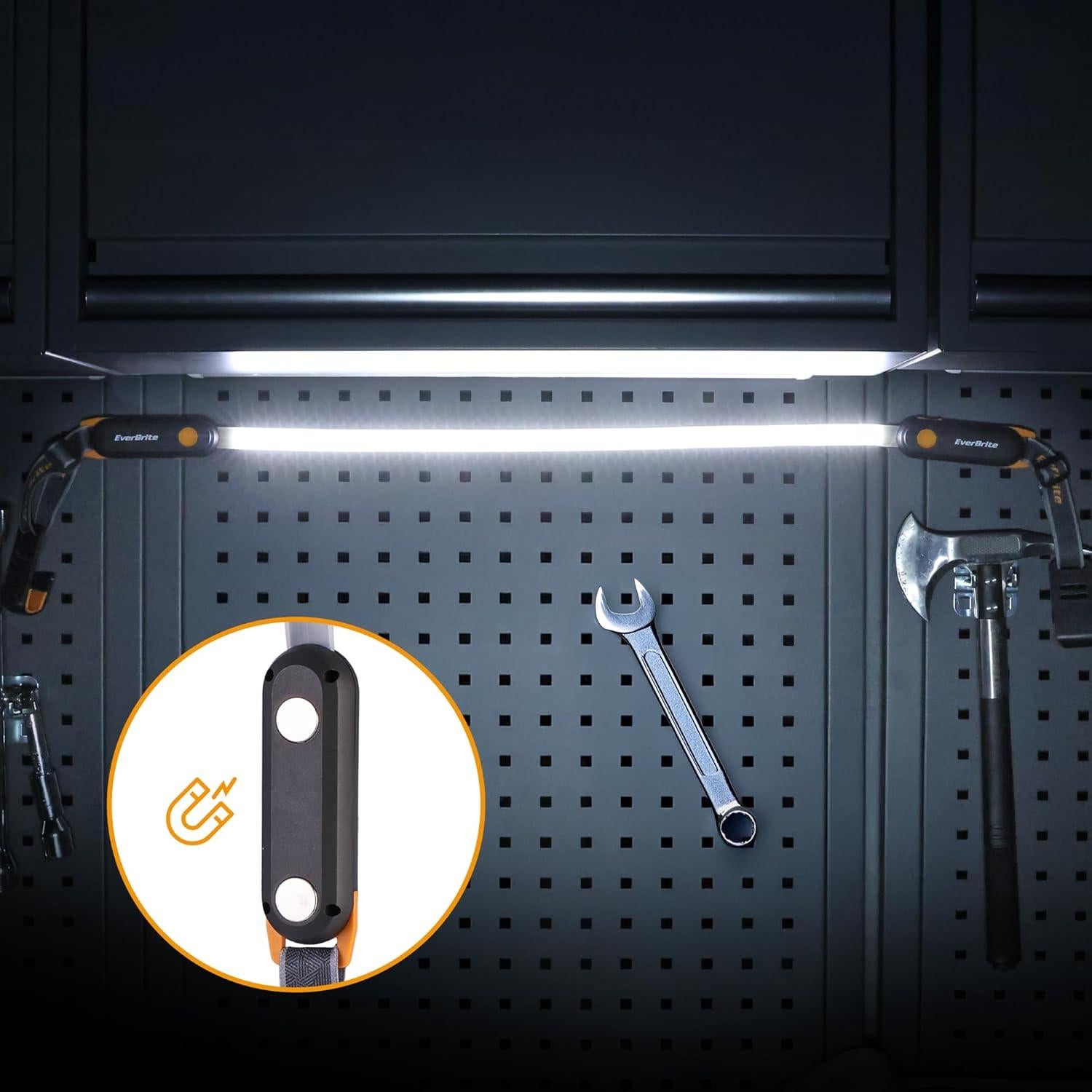 Luz de Trabajo Recargable LED EverBrite con Base Magnética