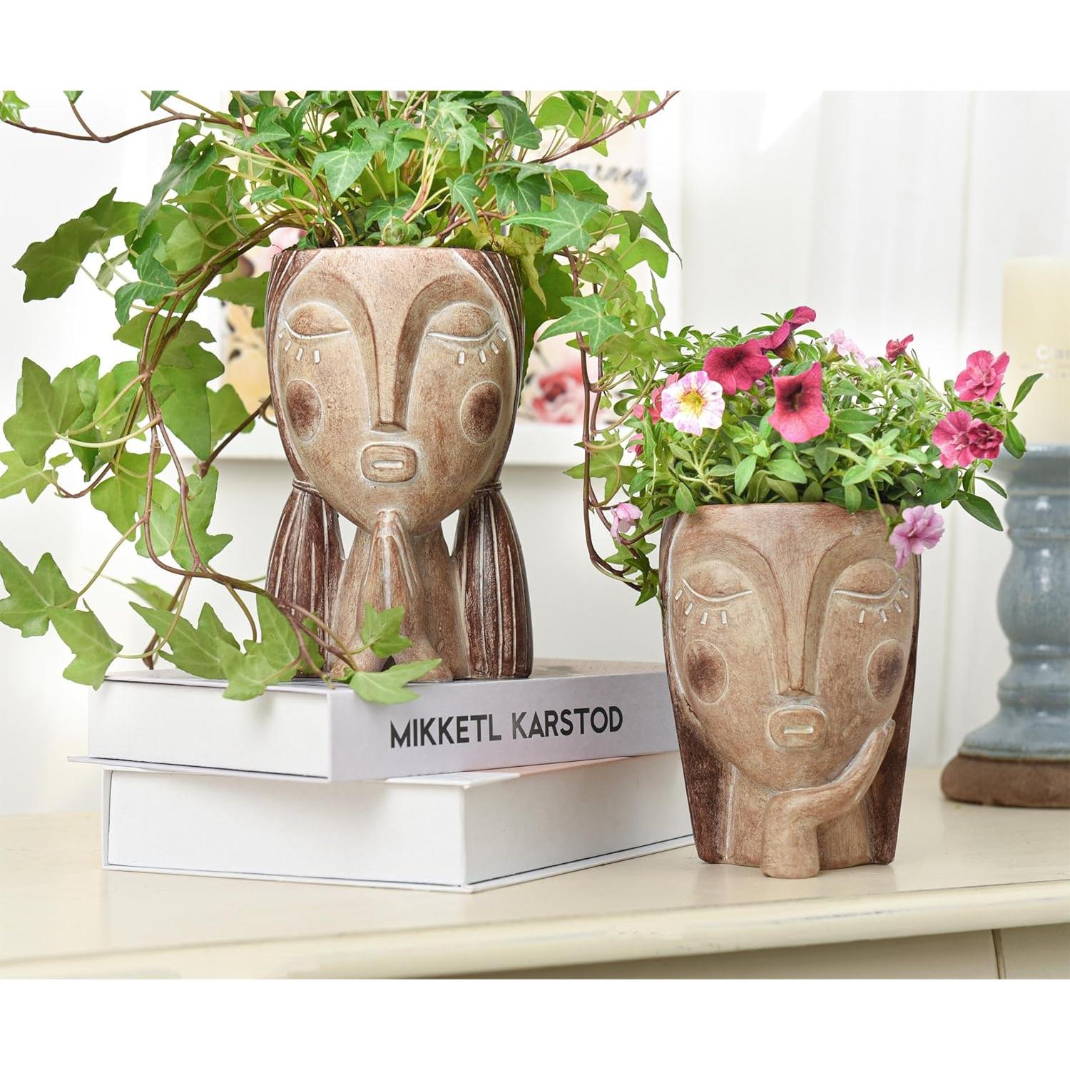 Maceta de cara pintada a mano Saysmile - Orando 17.95x11.48 cm