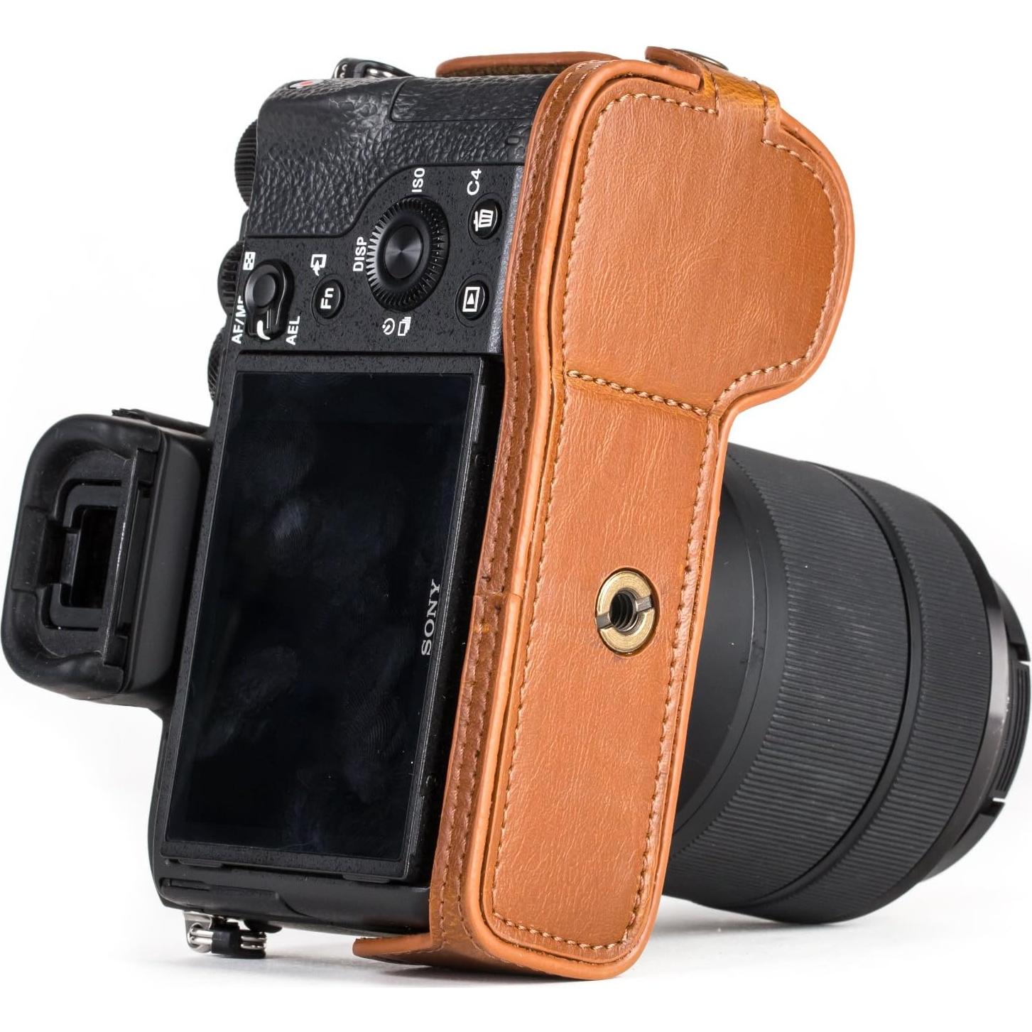 Funda de Cuero MegaGear para Sony Alpha A7S II, A7R II, A7 II - Marrón Claro