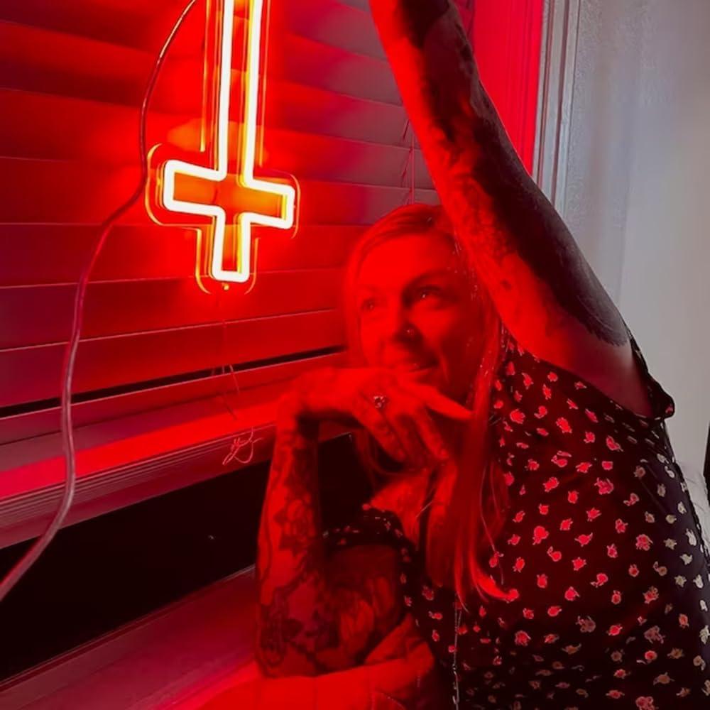 Luz de Neón Cruz de Jesús LED Roja 40.6x22.9 cm SHIDASIGN