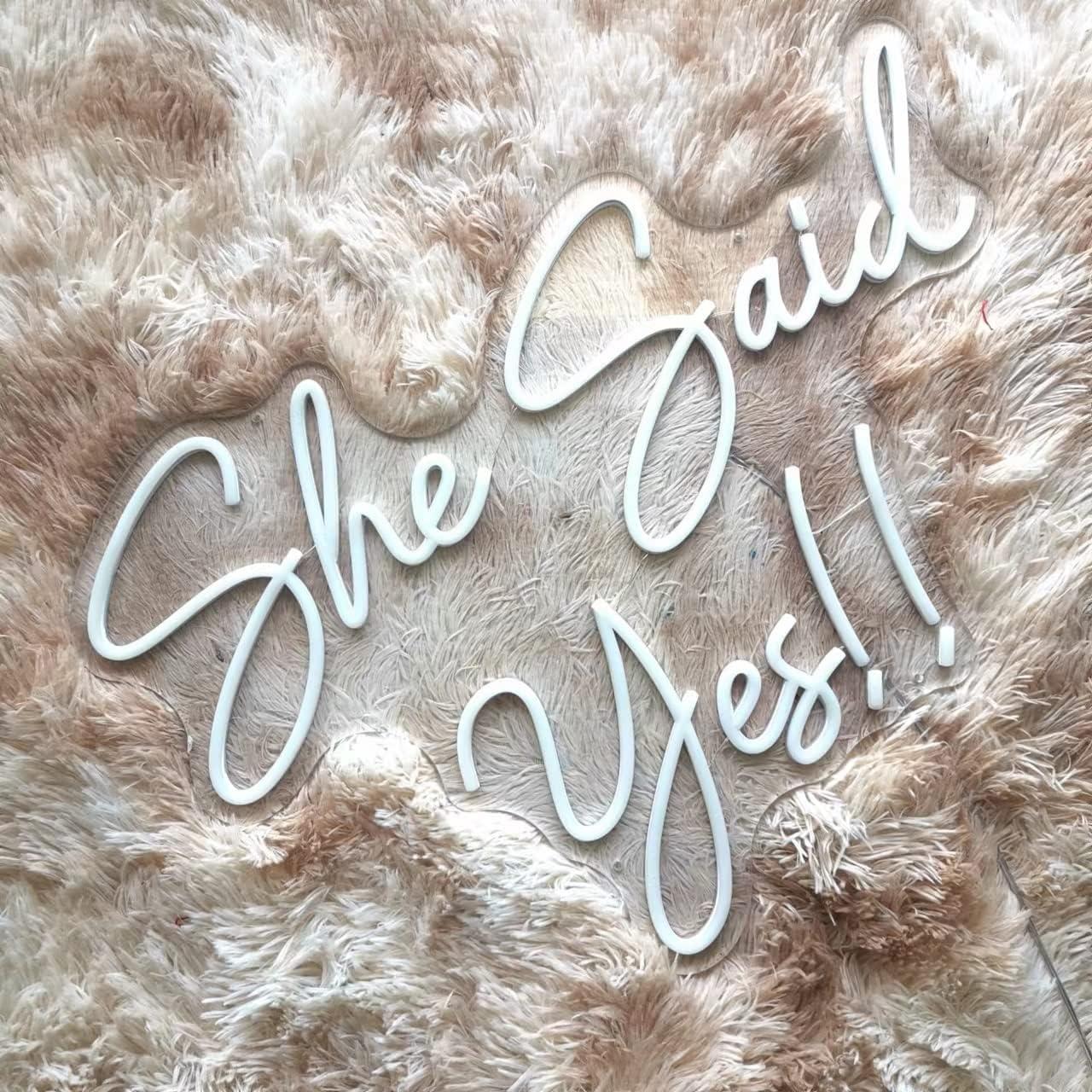 Letrero de Neón Ella Dijo Sí Goolsee 58.4x41.4 cm Blanco Cálido