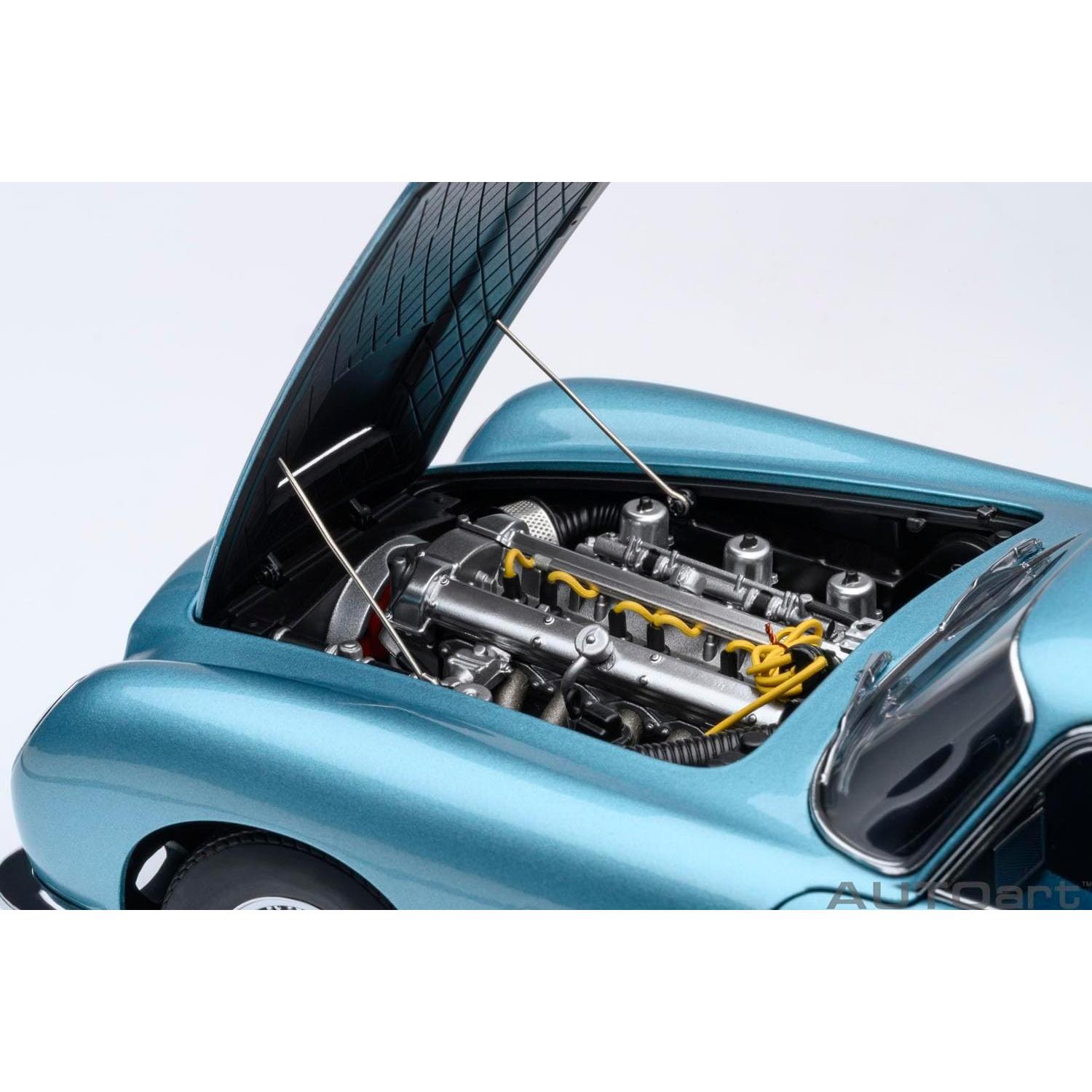 AUTOart 1:18 Aston Martin DB5 Diecast Perla Azul Claro