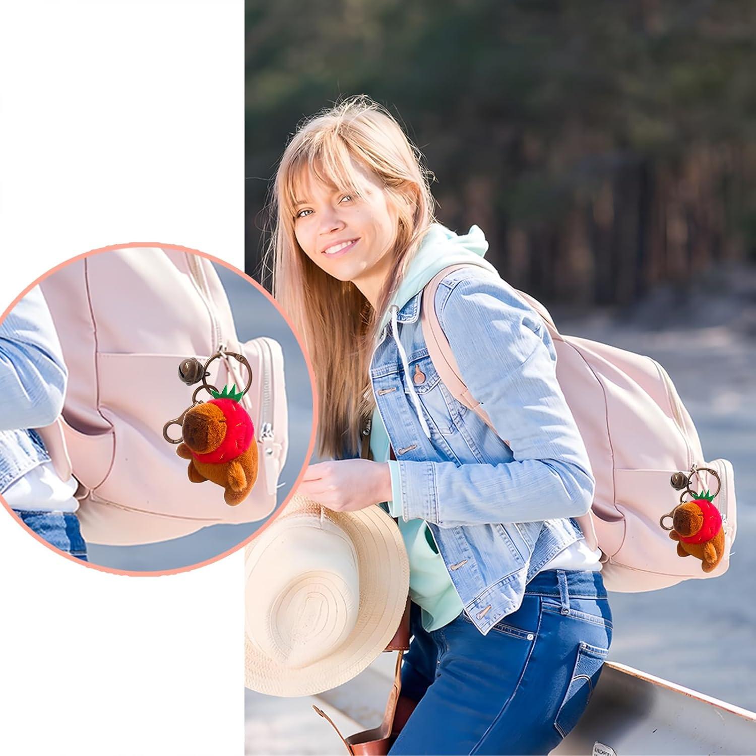 Llavero de Peluche Capibara con Sombrero de Fresa