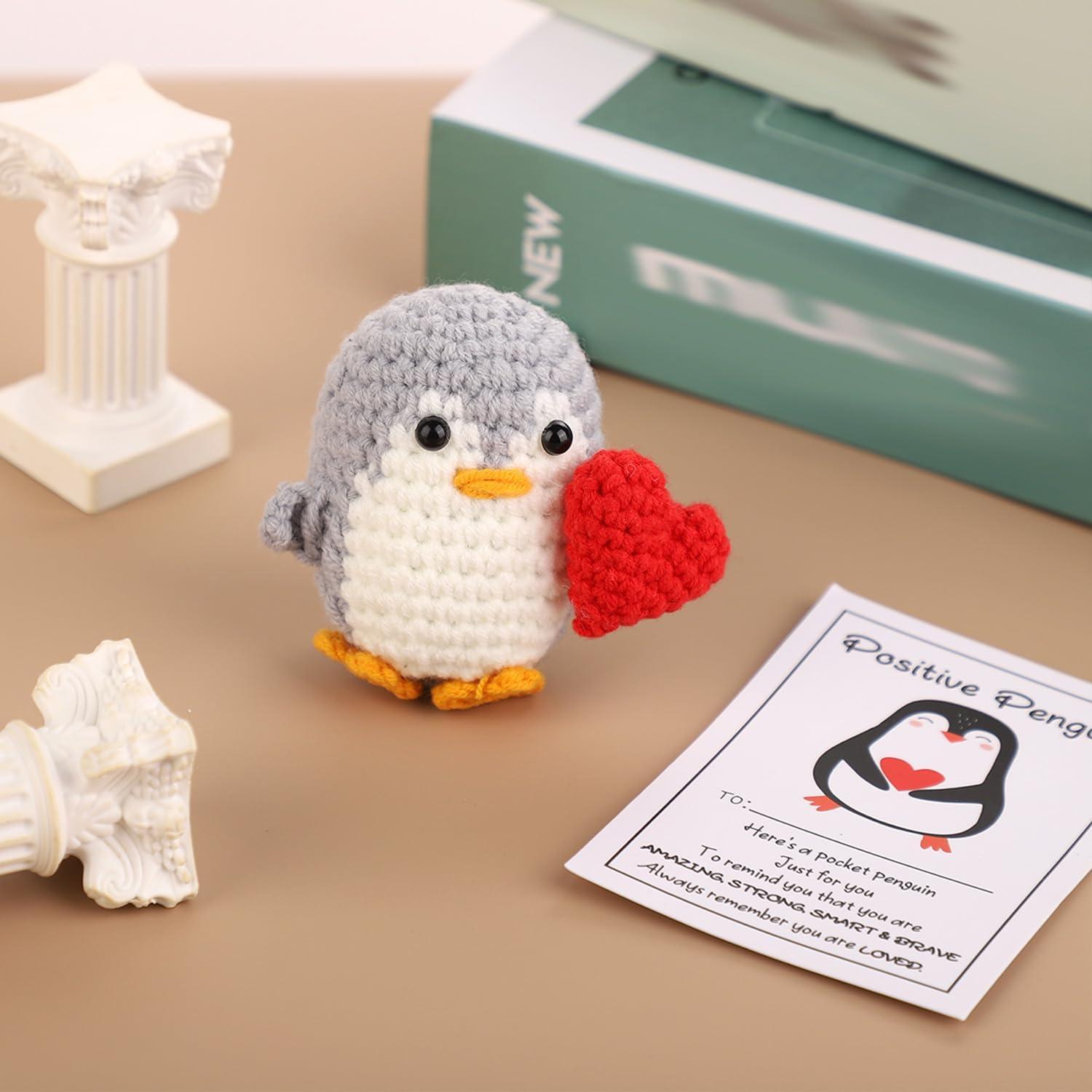 Pingüino de Ganchillo con Corazón TOYMIS 6.5cm Regalo Inspirador