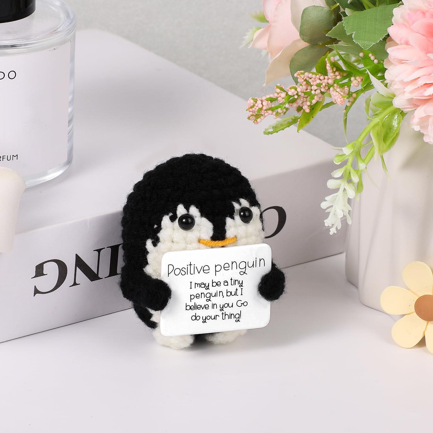 Muñeca de Pingüino Tejido BOXOB 6.5 cm con Tarjeta Positiva