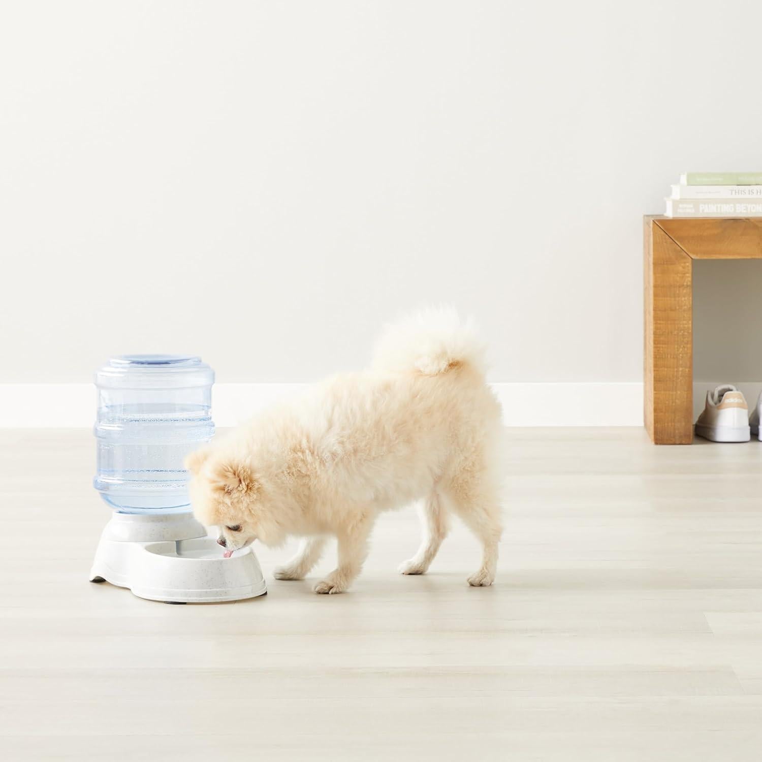 Dispensador de Agua para Mascotas Amazon Basics 3.79L Gris