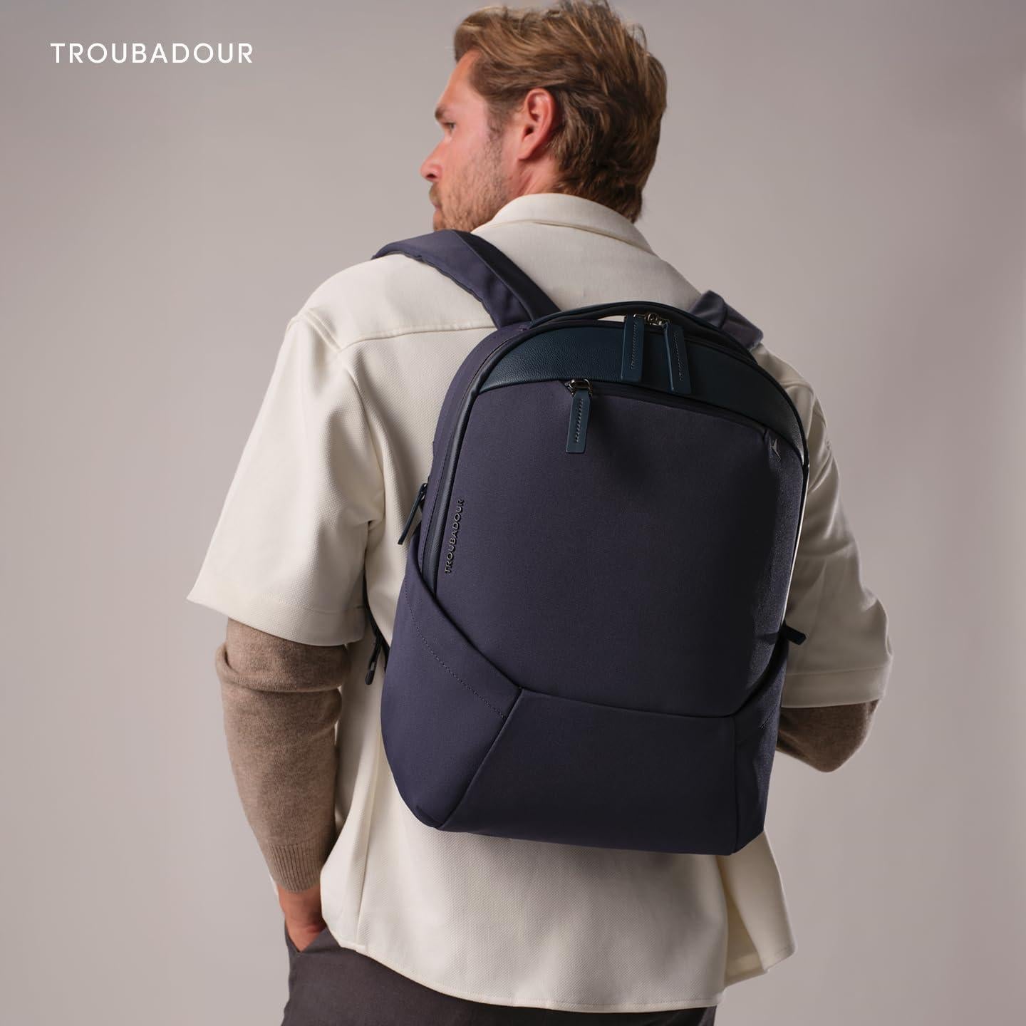 Mochila para Laptop Troubadour Apex 4.0 - 22L - Ergonómica y Resistente al Agua