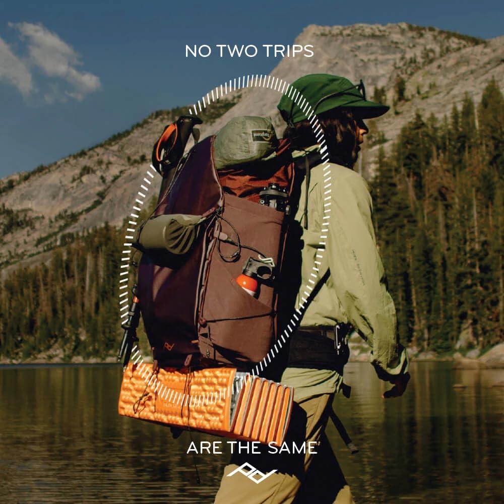 Mochila de Exterior Peak Design 25L Negra Compacta y Ligera