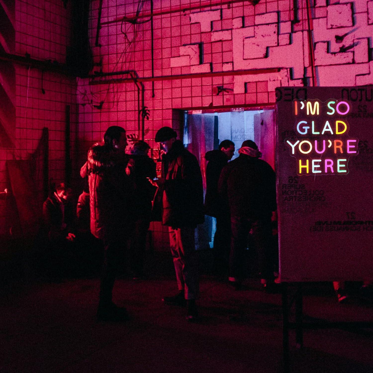 Letrero de neón LED GleamNeon 'Estoy tan feliz de que estés aquí'