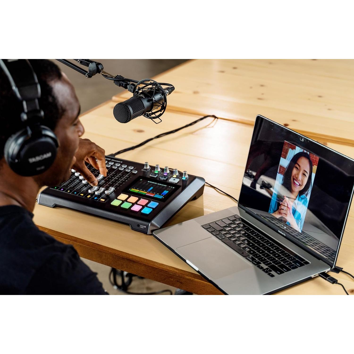 TASCAM Mixcast 4 + Auriculares TH-02-B para Podcasting