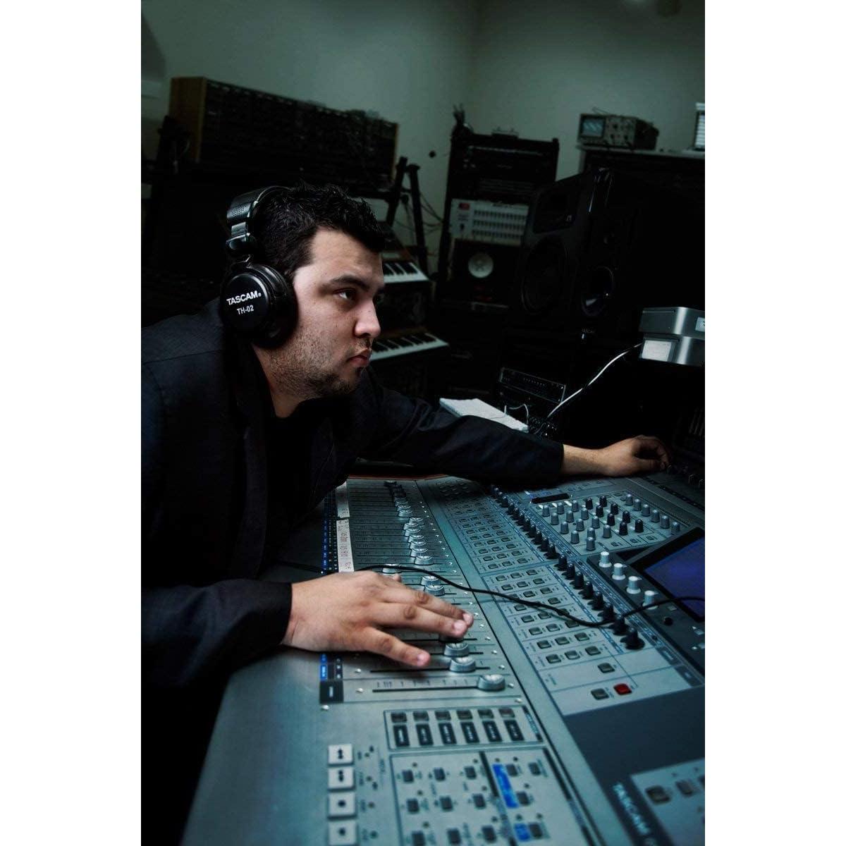 TASCAM Mixcast 4 + Auriculares TH-02-B para Podcasting